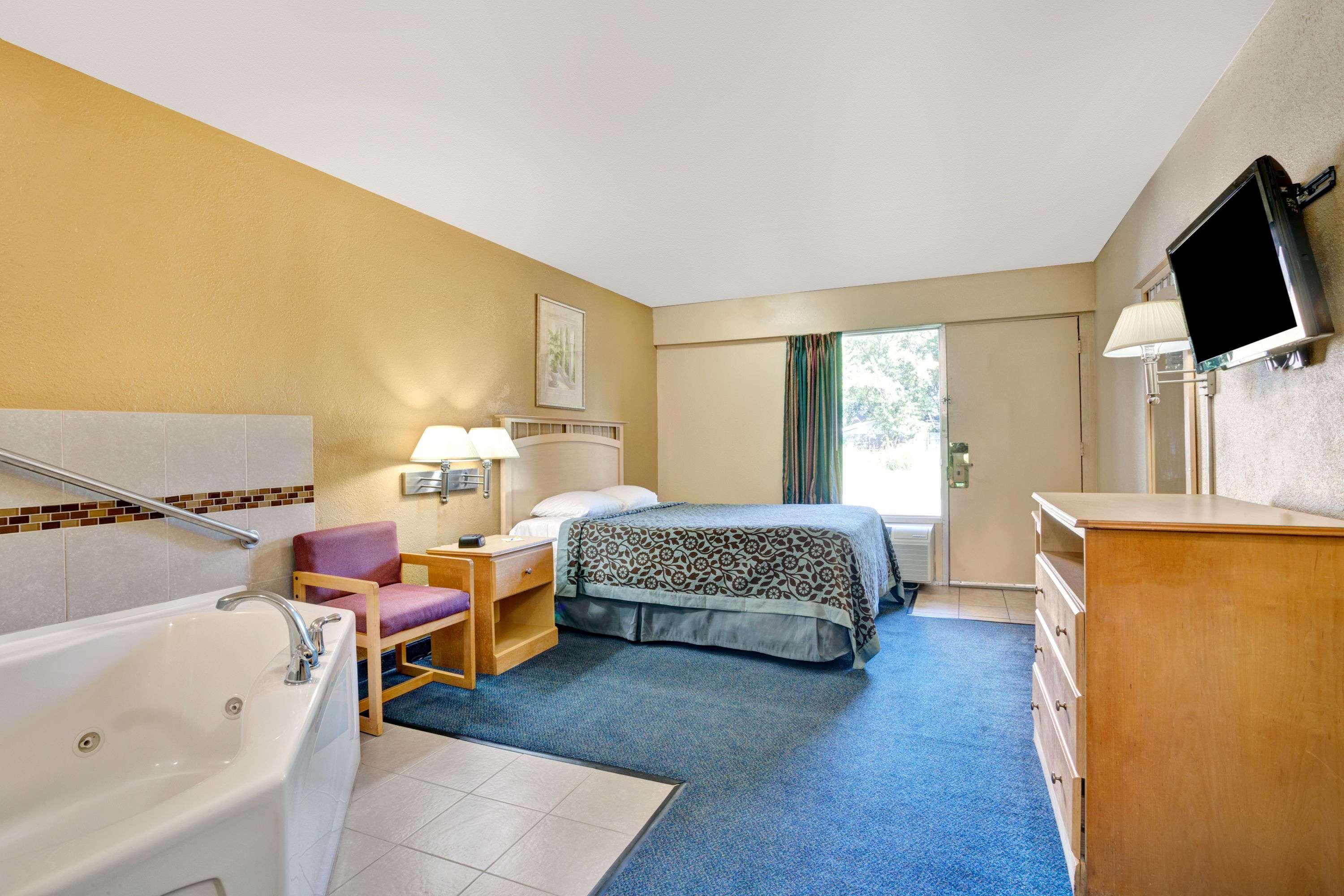 Days Inn Louisville Airport Fair & Expo Center — photo 4