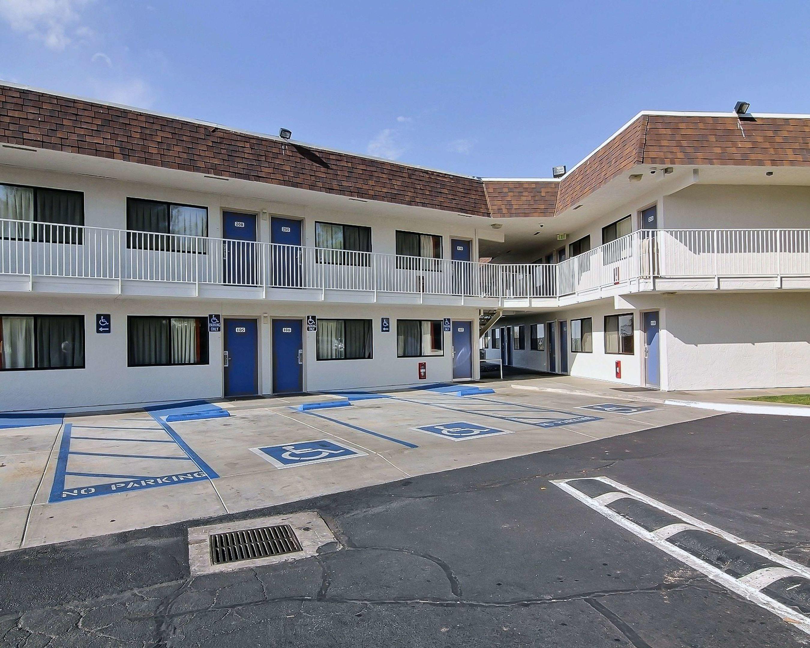 Motel 6 Palmdale — photo 3