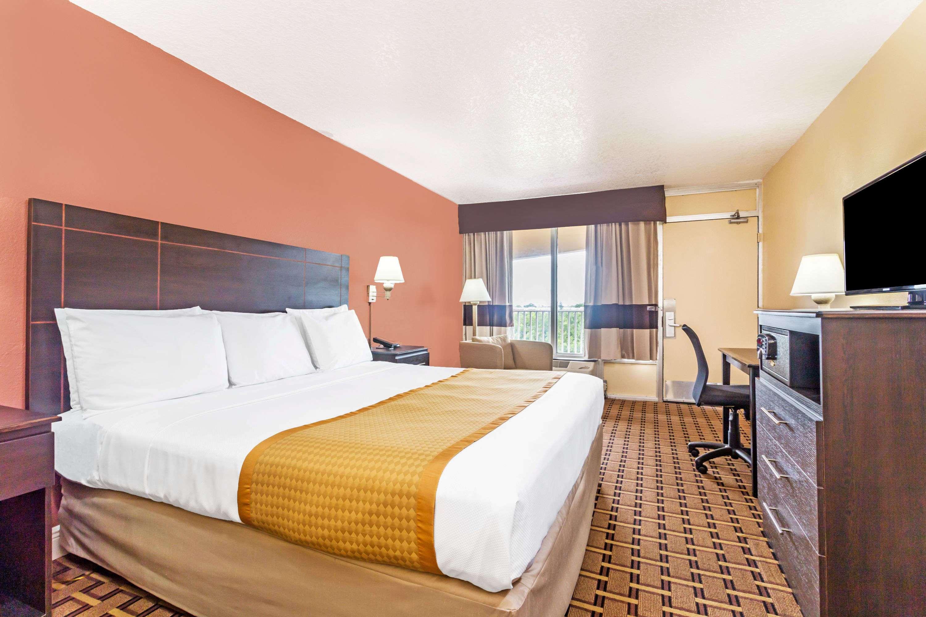 Days Inn by Wyndham Fort Lauderdale-Oakland Park Airport N — photo 5