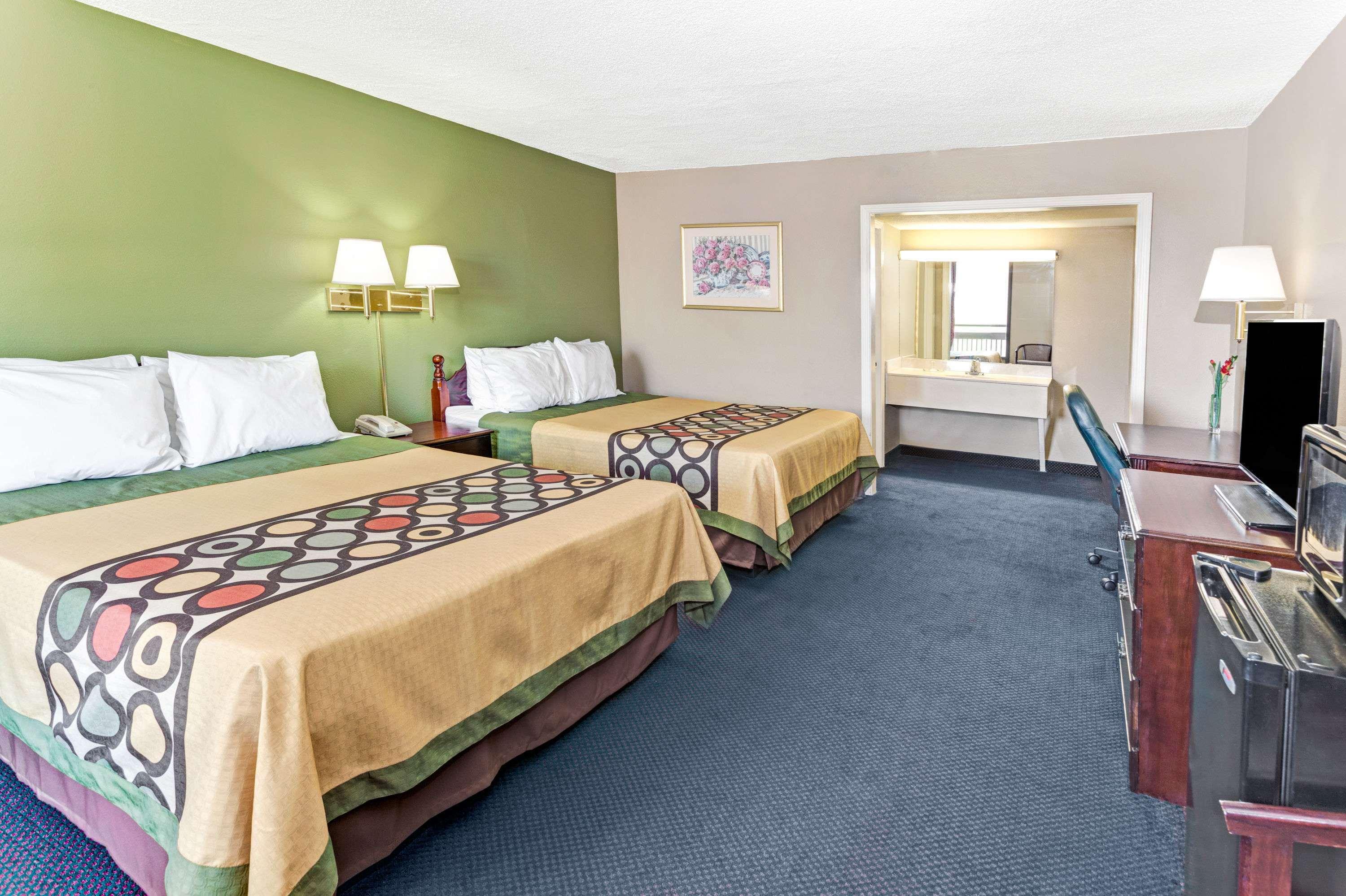 Super 8 by Wyndham Carrollton GA — photo 4