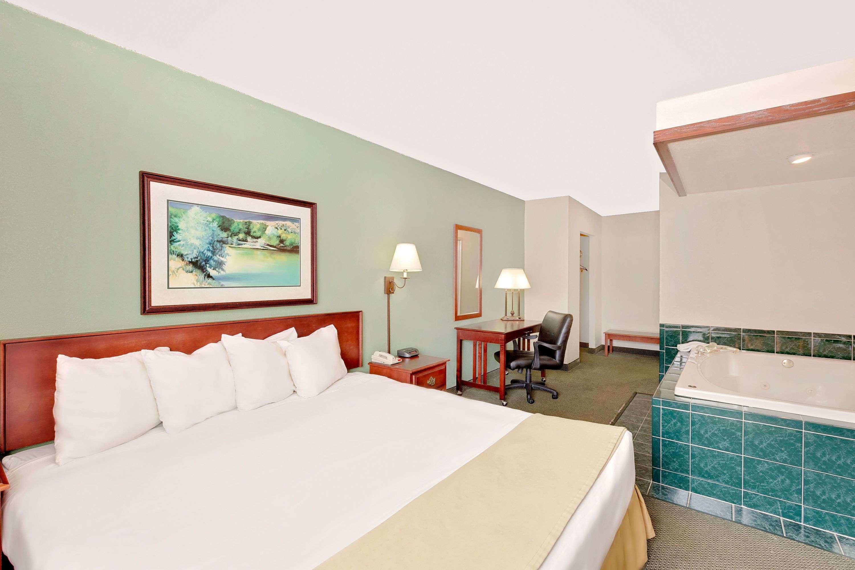 Baymont Inn & Suites Keokuk — photo 5