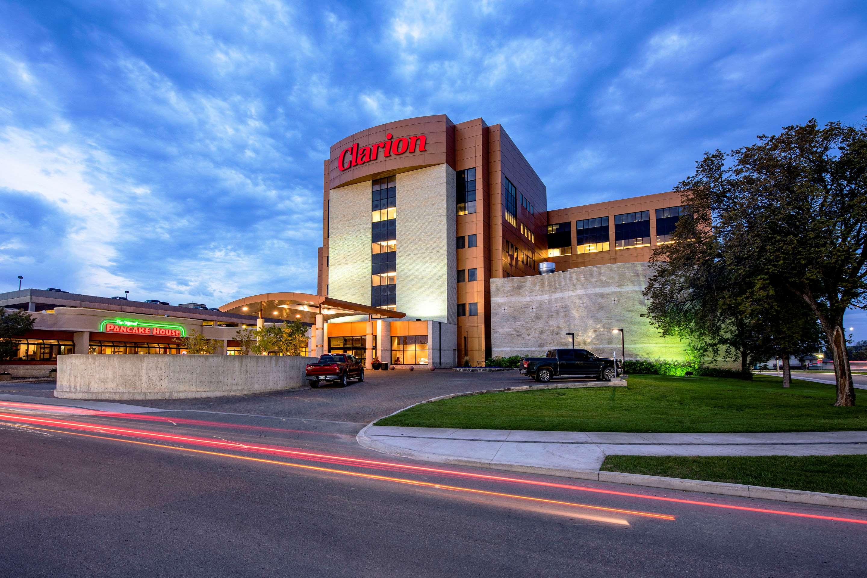 Clarion Hotel & Suites Winnipeg Airport — photo 4