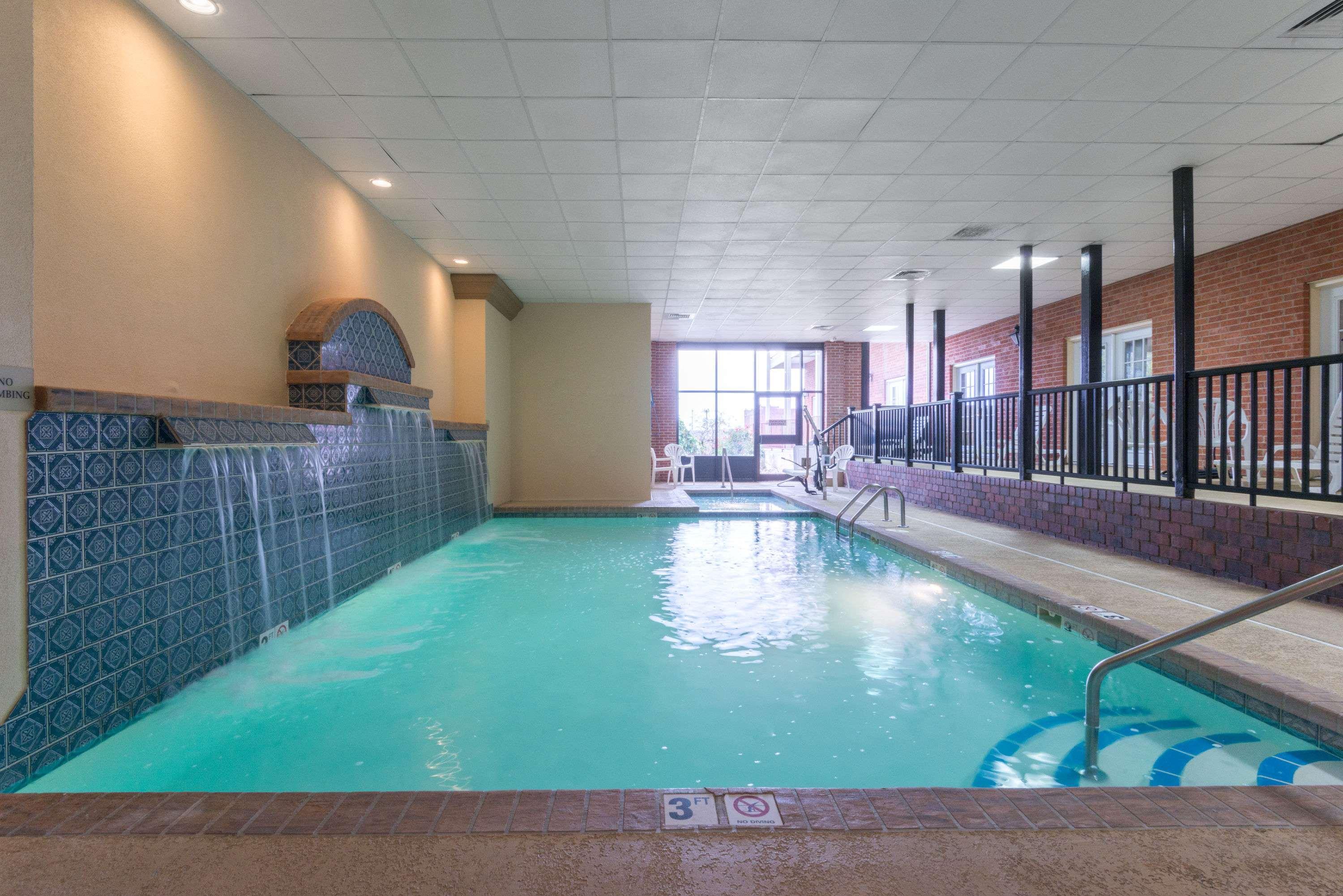 Ramada Topeka Downtown Hotel and Convention Center — photo 4