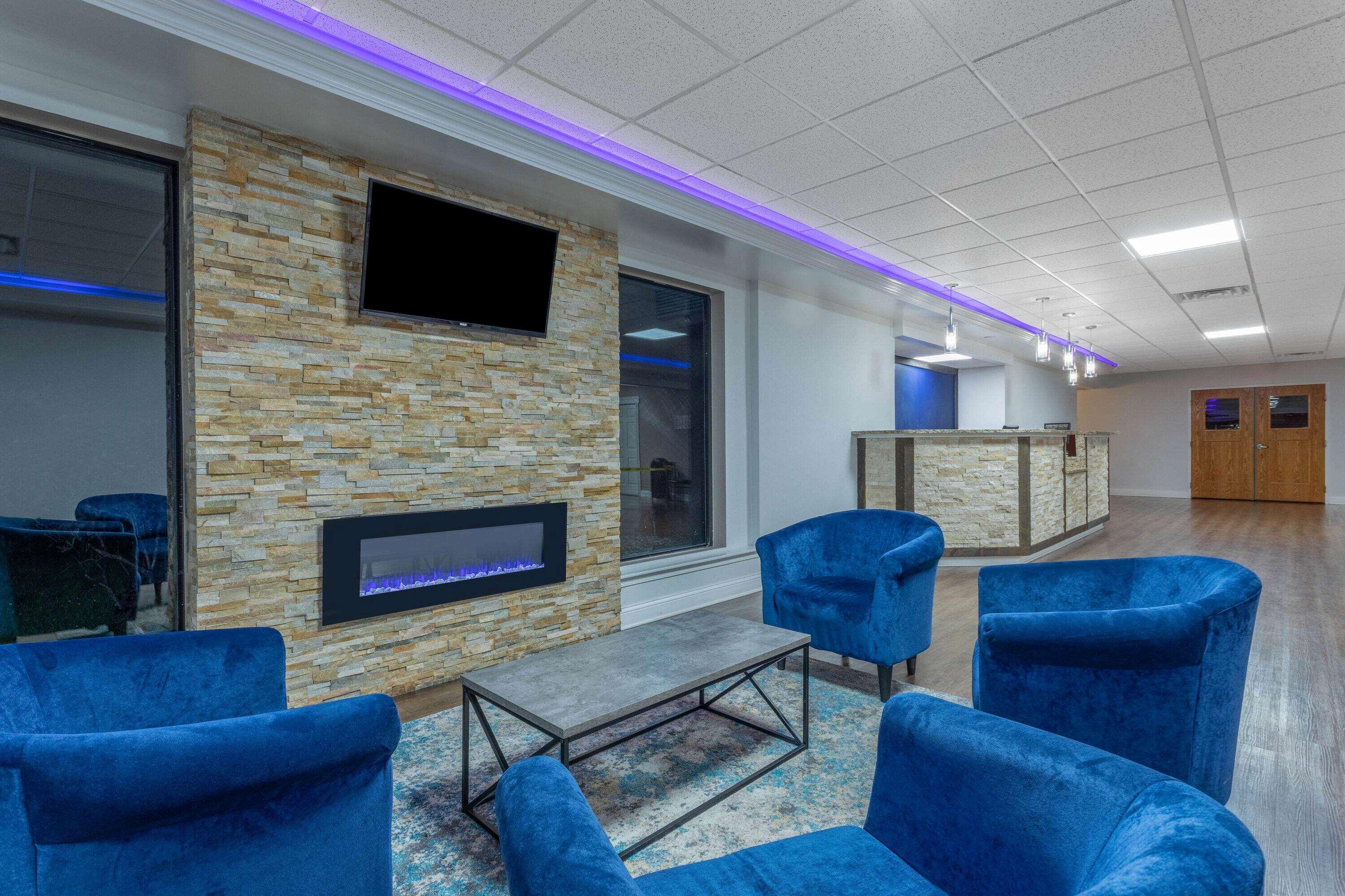Days Inn and Suites by Wyndham Hammond, IN — photo 3
