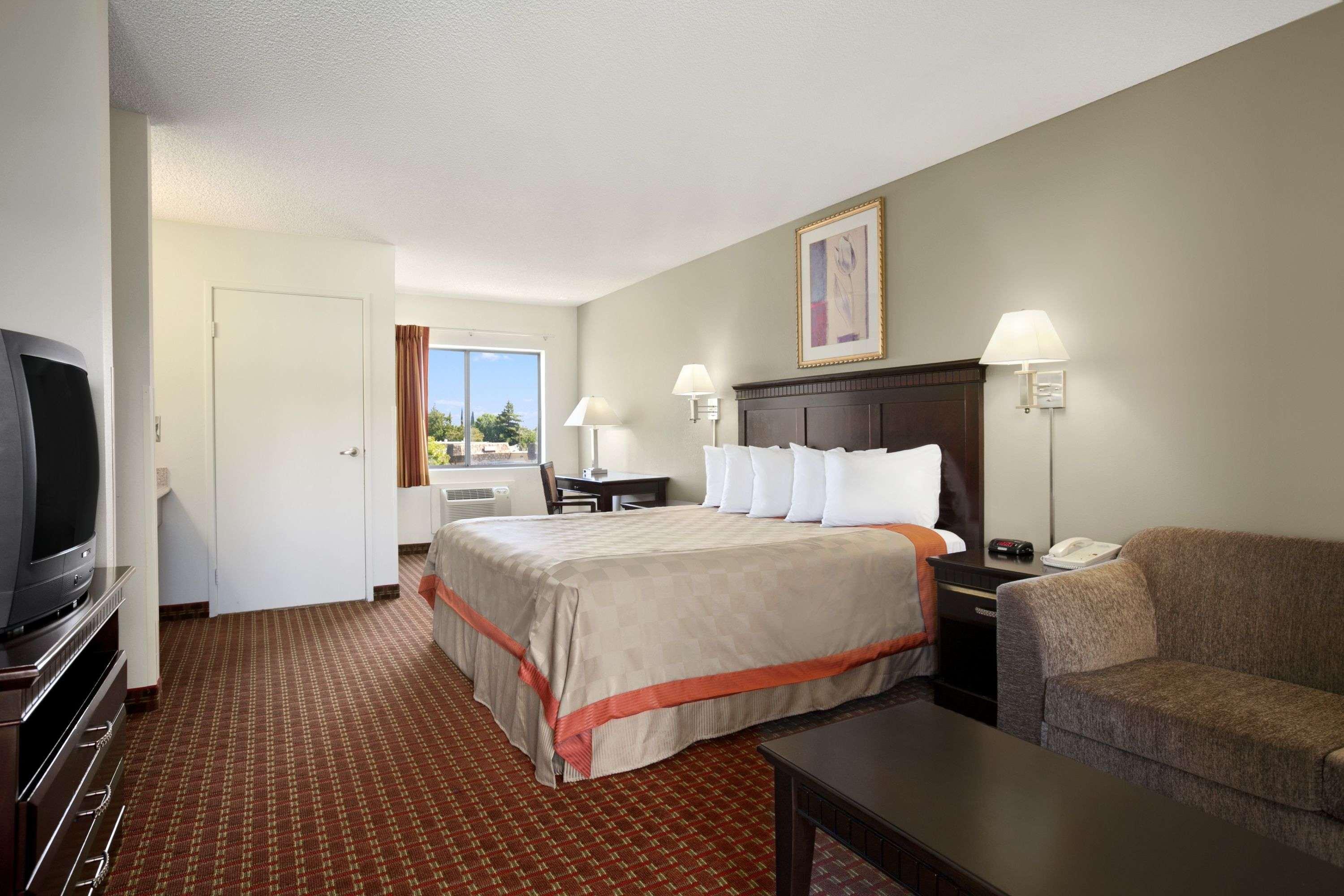 Days Inn and Suites by Wyndham Rancho Cordova — photo 4