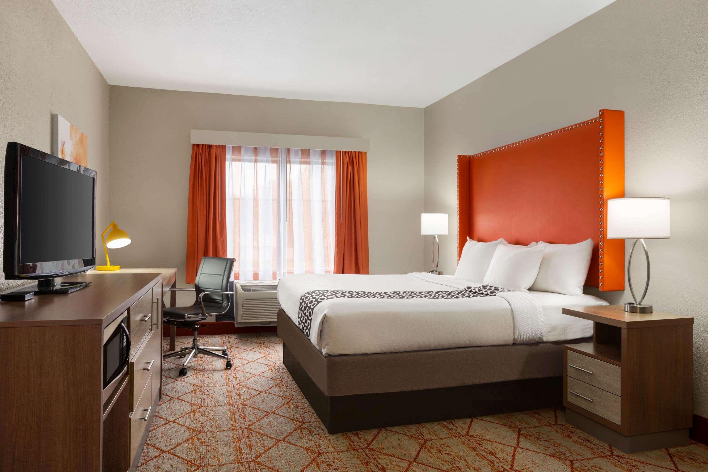 La Quinta Inn & Suites by Wyndham Lackawanna — photo 4