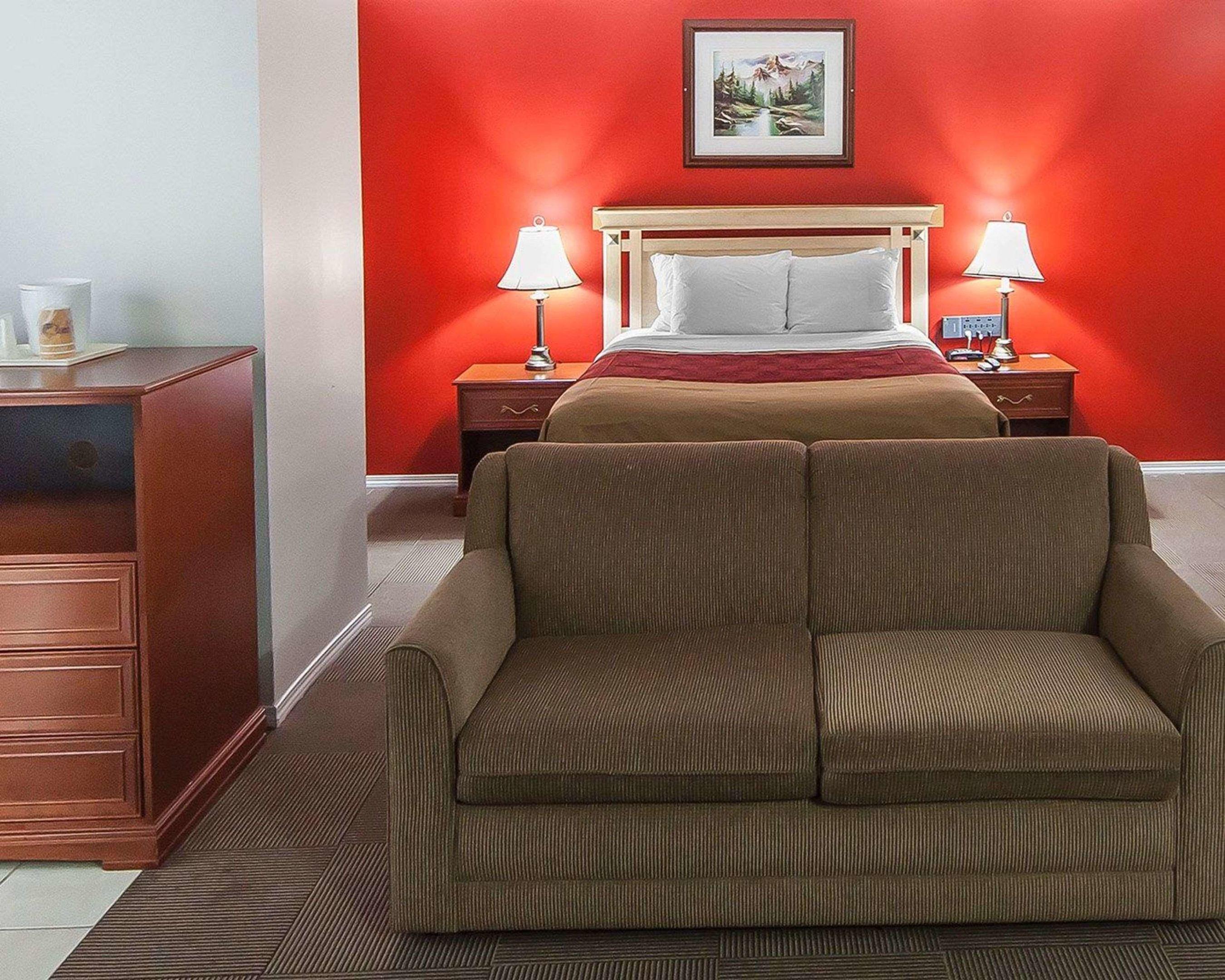 Econo Lodge Inn & Suites — photo 4