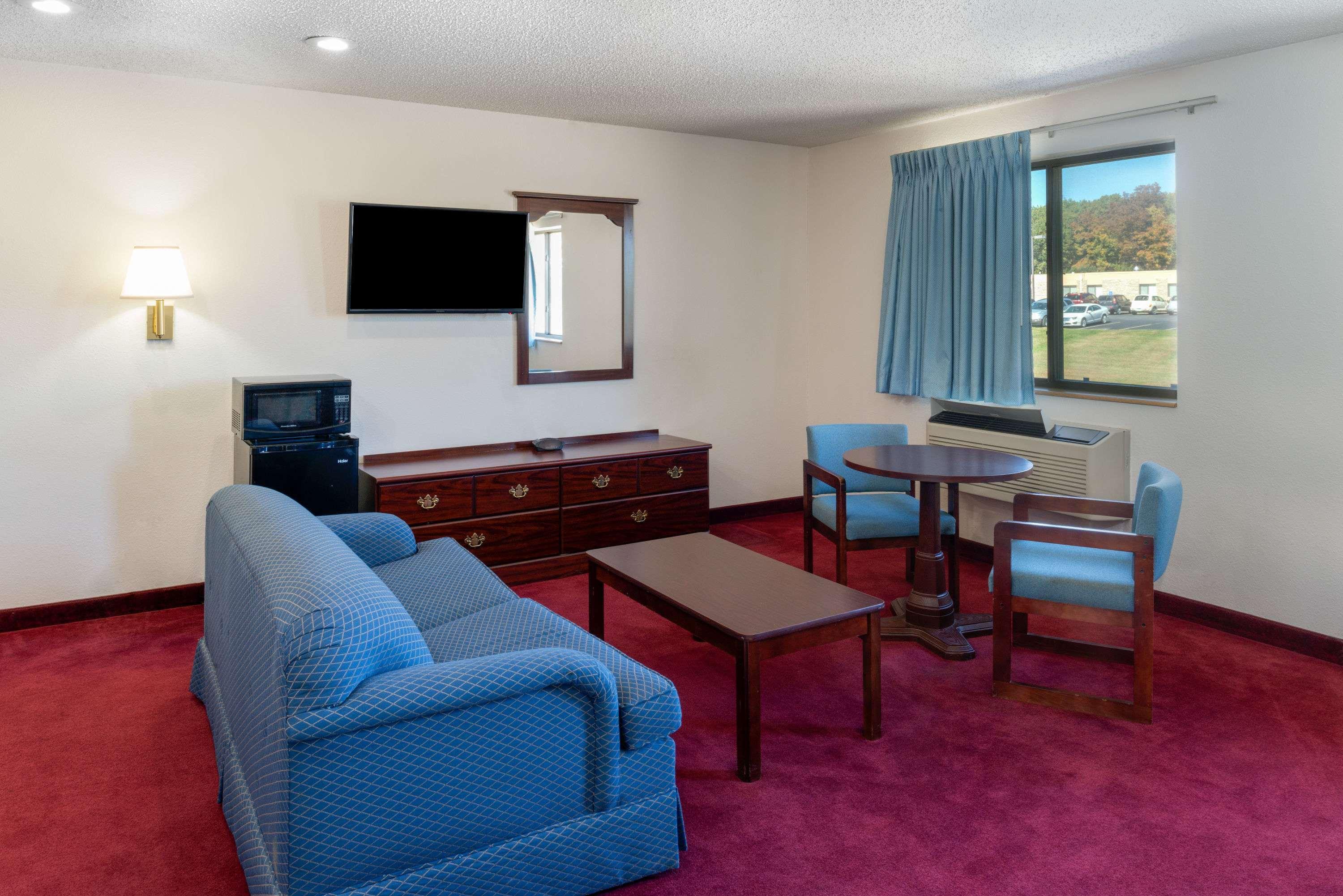 Super 8 by Wyndham Warrenton — photo 4