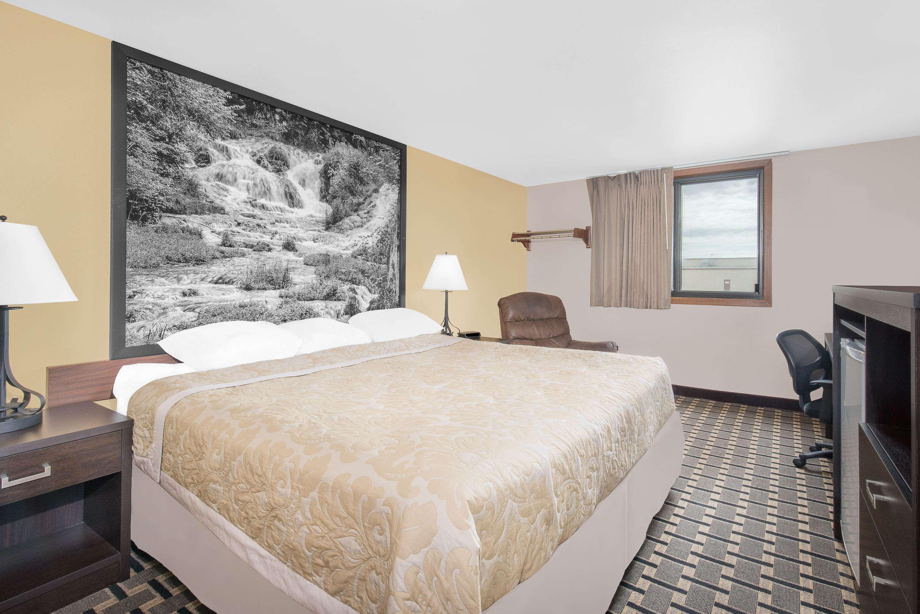 Super 8 by Wyndham Watertown — photo 4