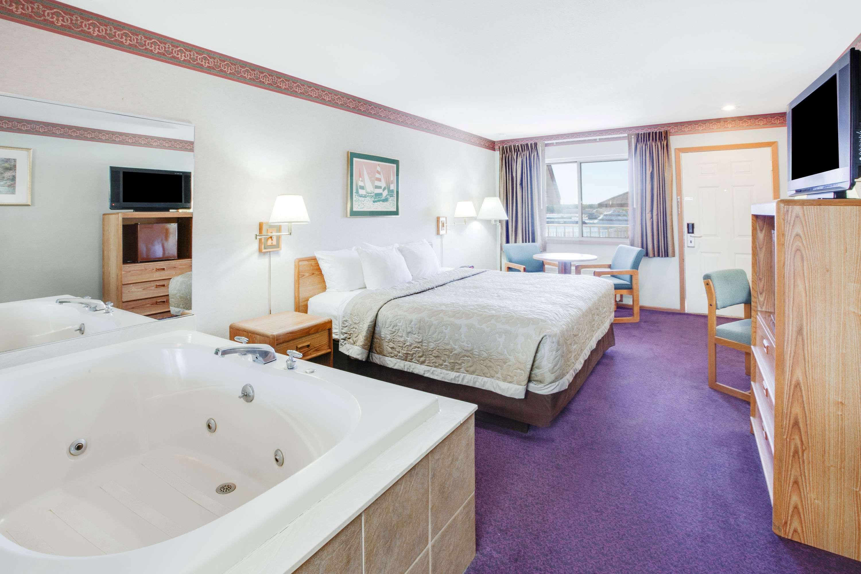 Super 8 by Wyndham Mackinaw City/Beachfront Area — photo 4