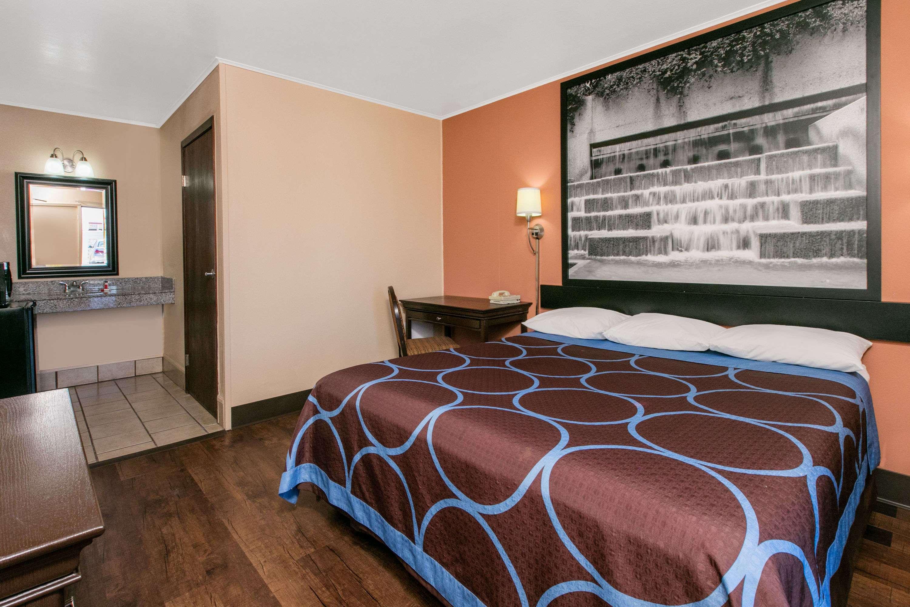 Super 8 by Wyndham Lubbock Civic Center North — photo 4