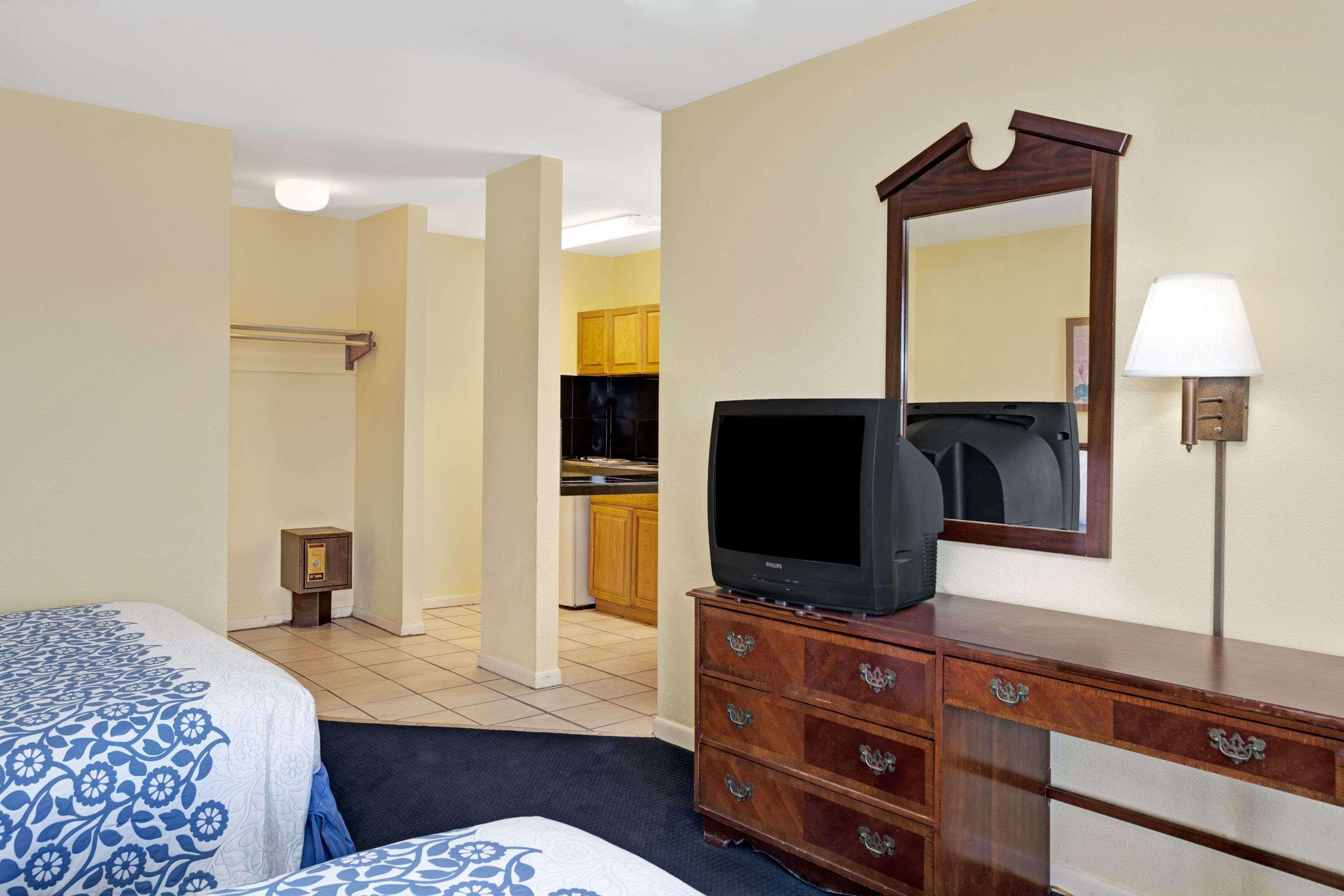 Days Inn by Wyndham Newport News — photo 5