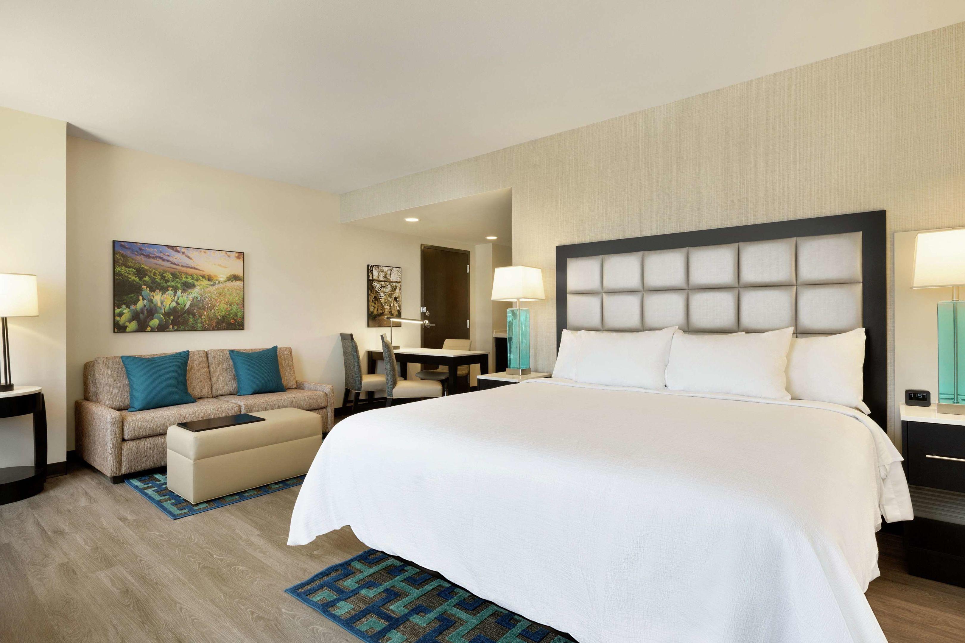 Embassy Suites by Hilton San Antonio Landmark — photo 3