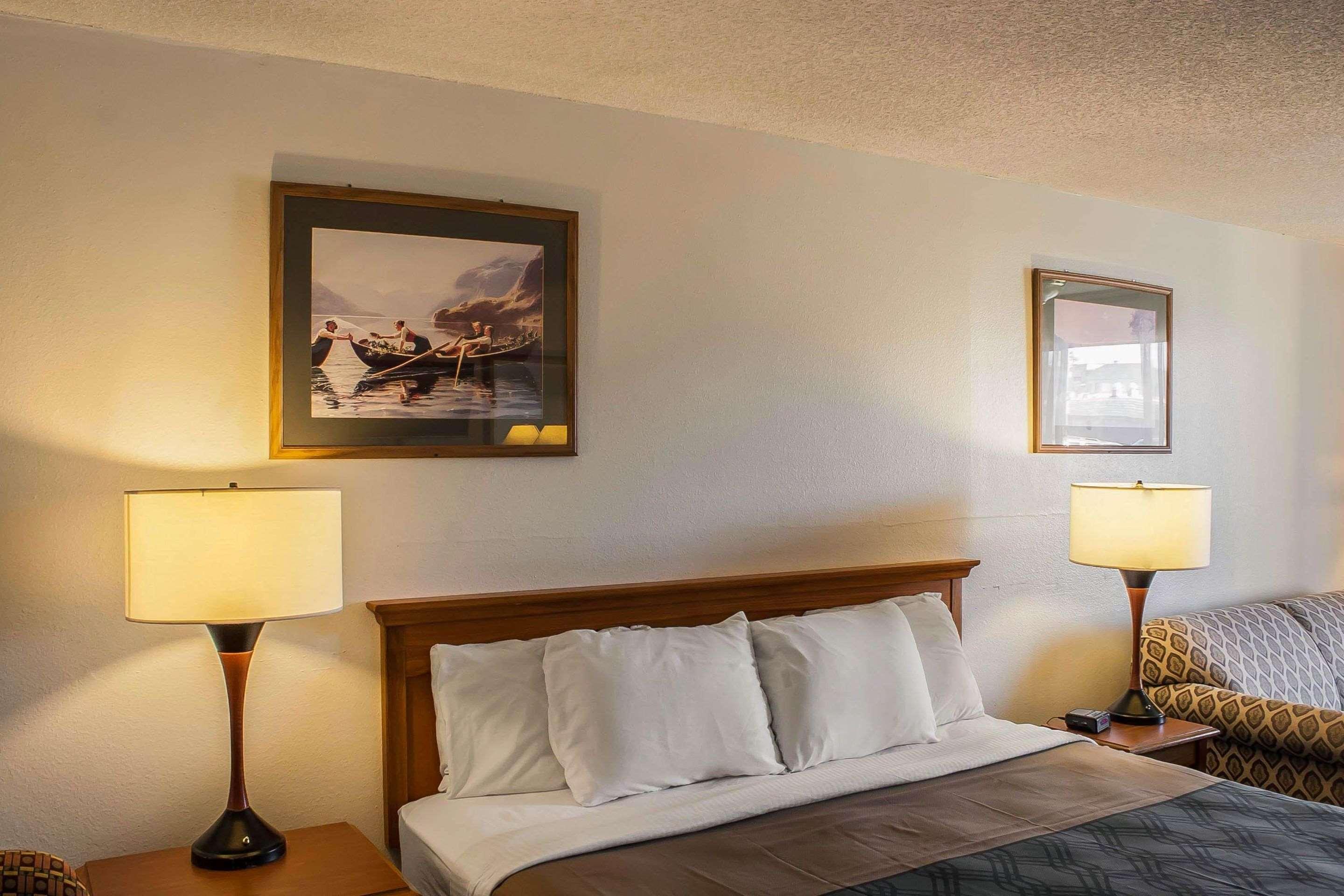 Econo Lodge Inn & Suites — photo 4