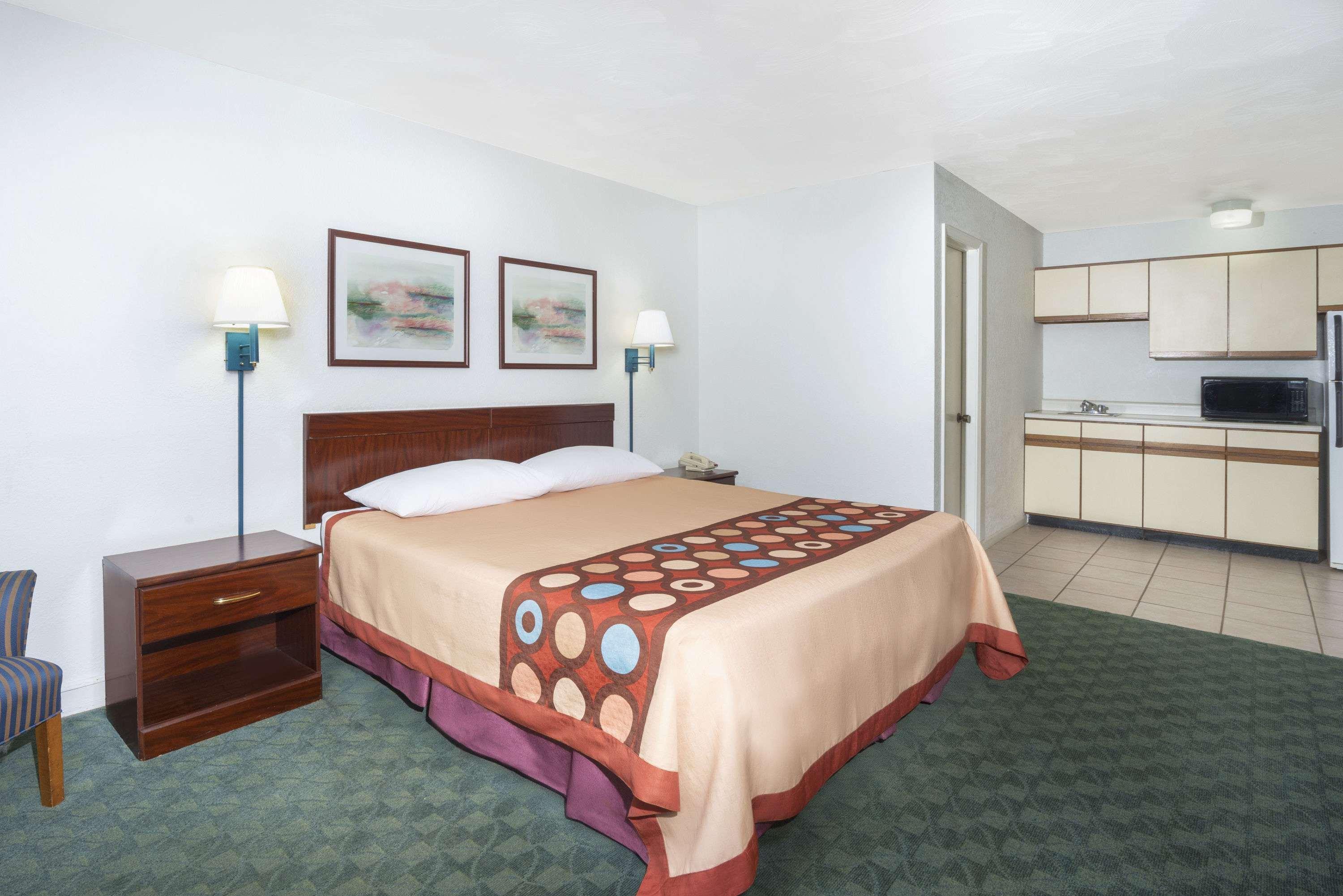 Super 8 by Wyndham Taylorville IL — photo 4