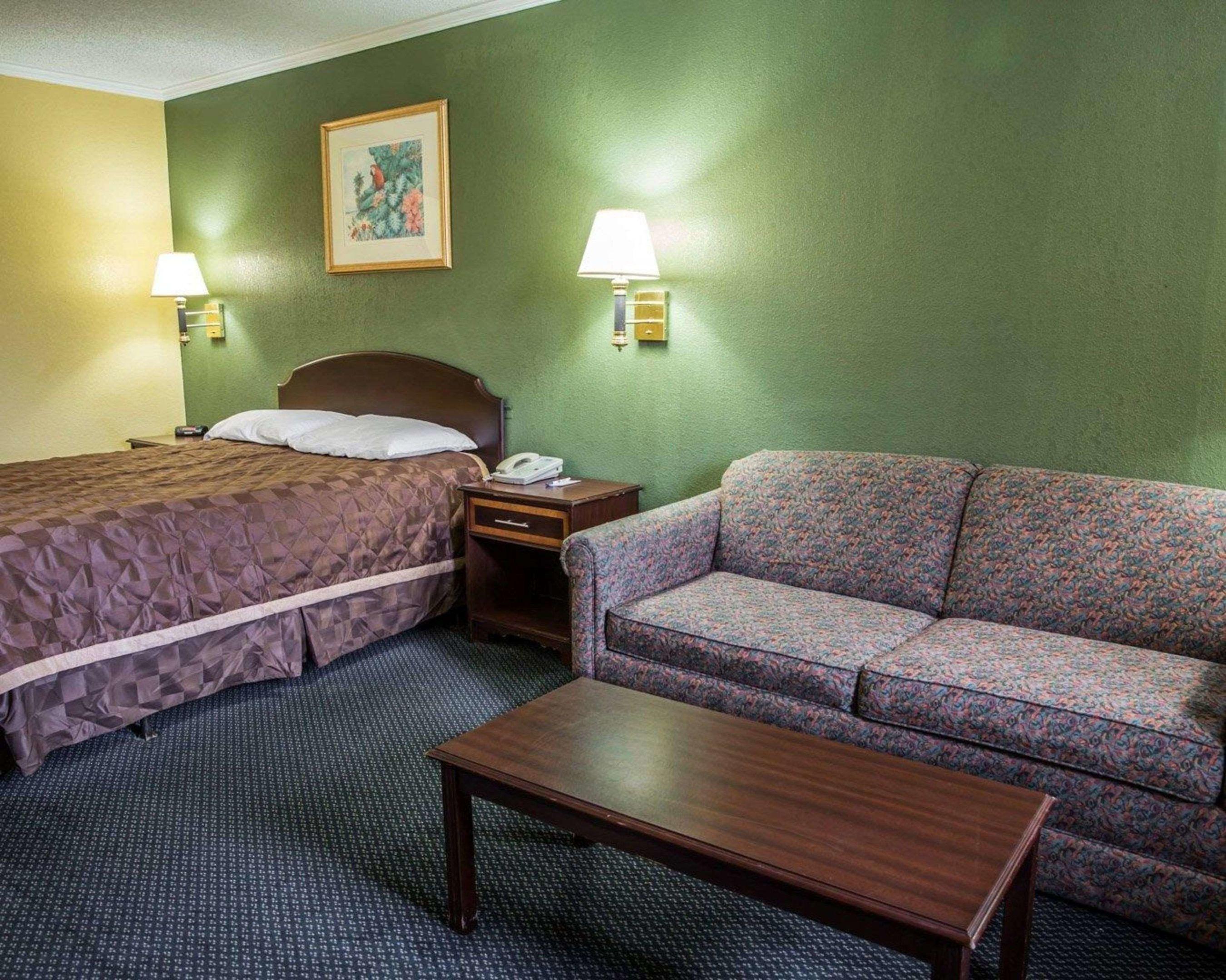 Rodeway Inn & Suites Plymouth Hwy 64 — photo 4