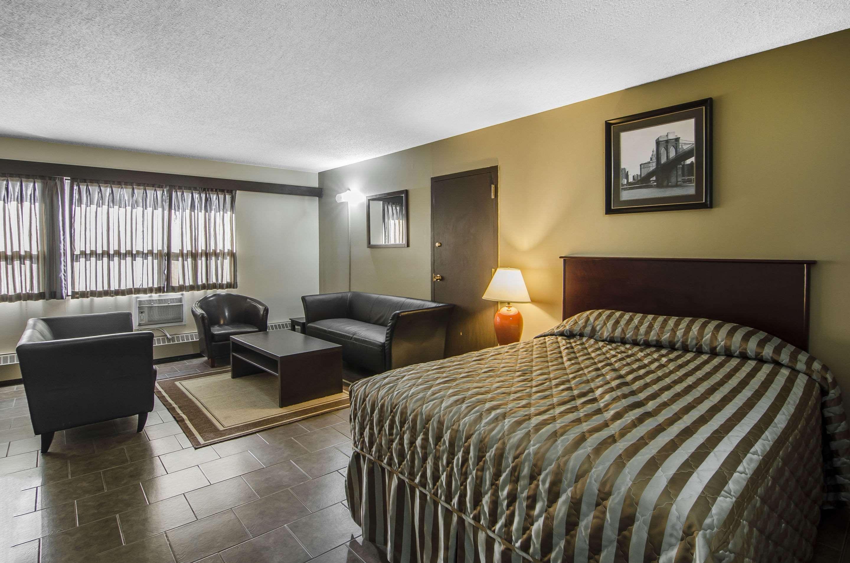 Econo Lodge Lloydminster — photo 5