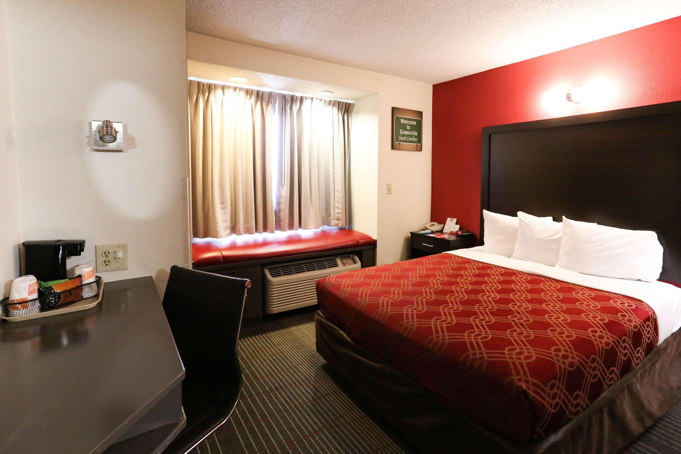 Econo Lodge Inn & Suites — photo 4