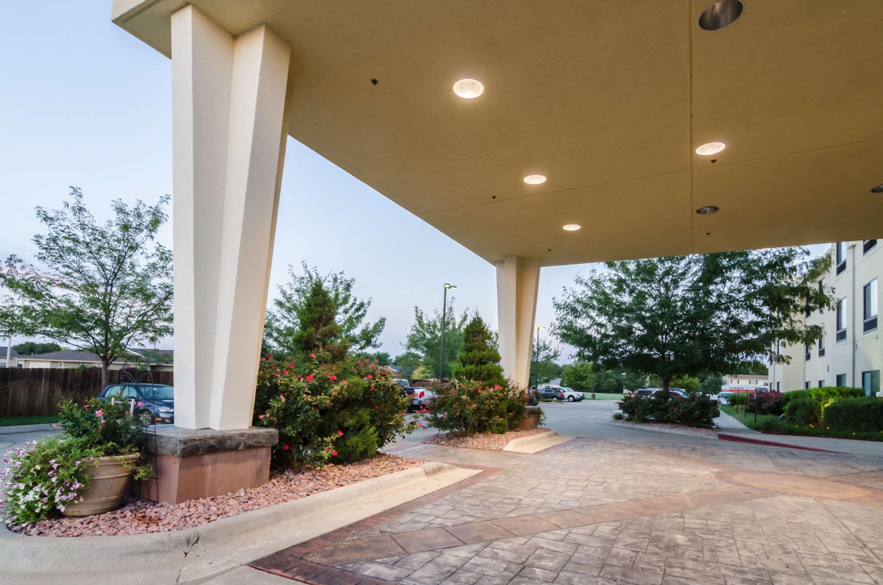 Comfort Suites — photo 3