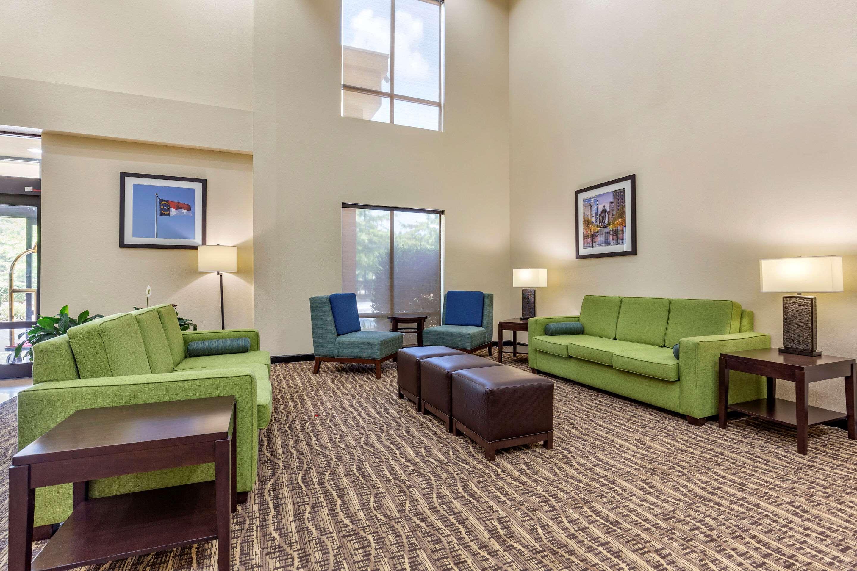 Comfort Suites — photo 3