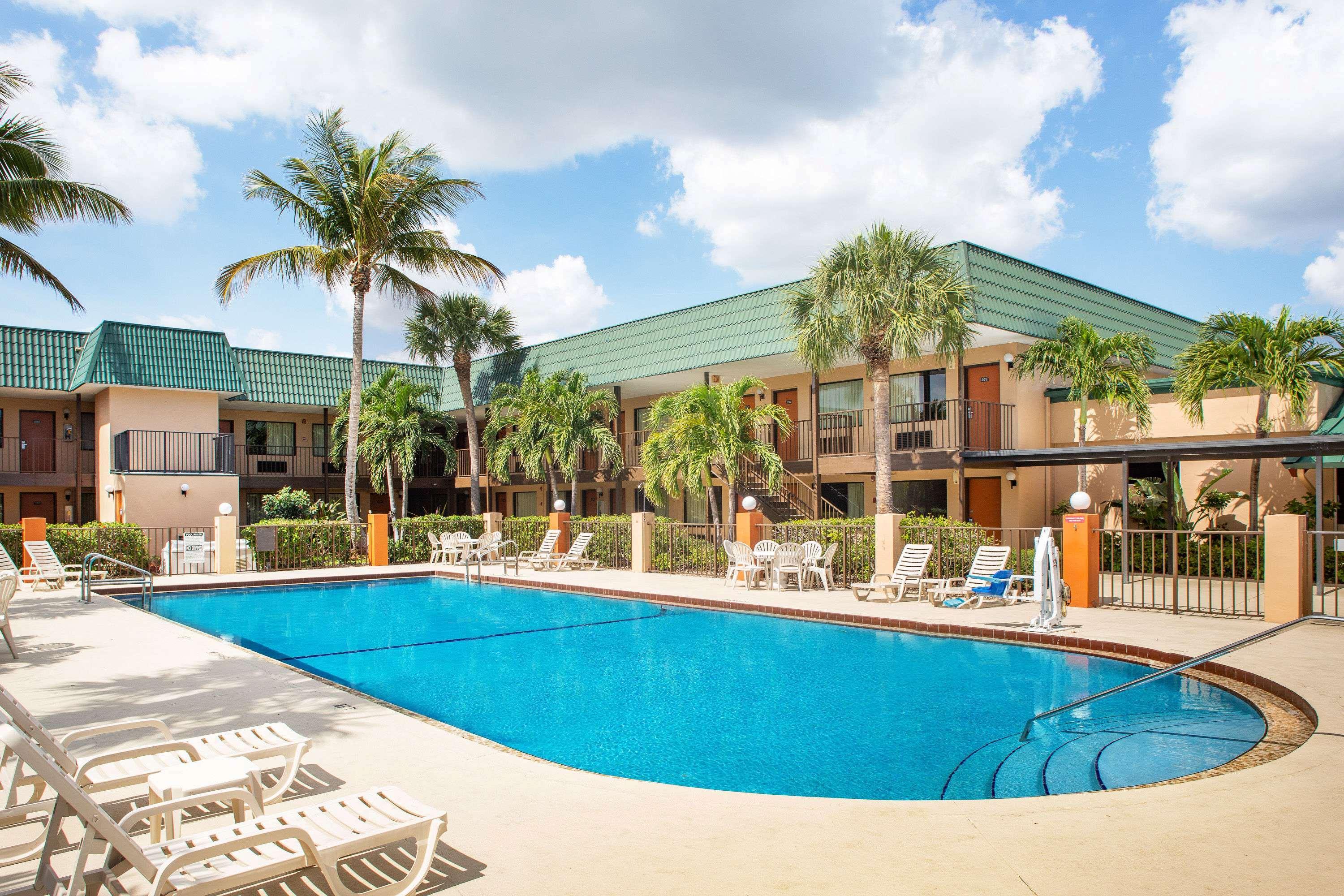Super 8 by Wyndham North Palm Beach — photo 5