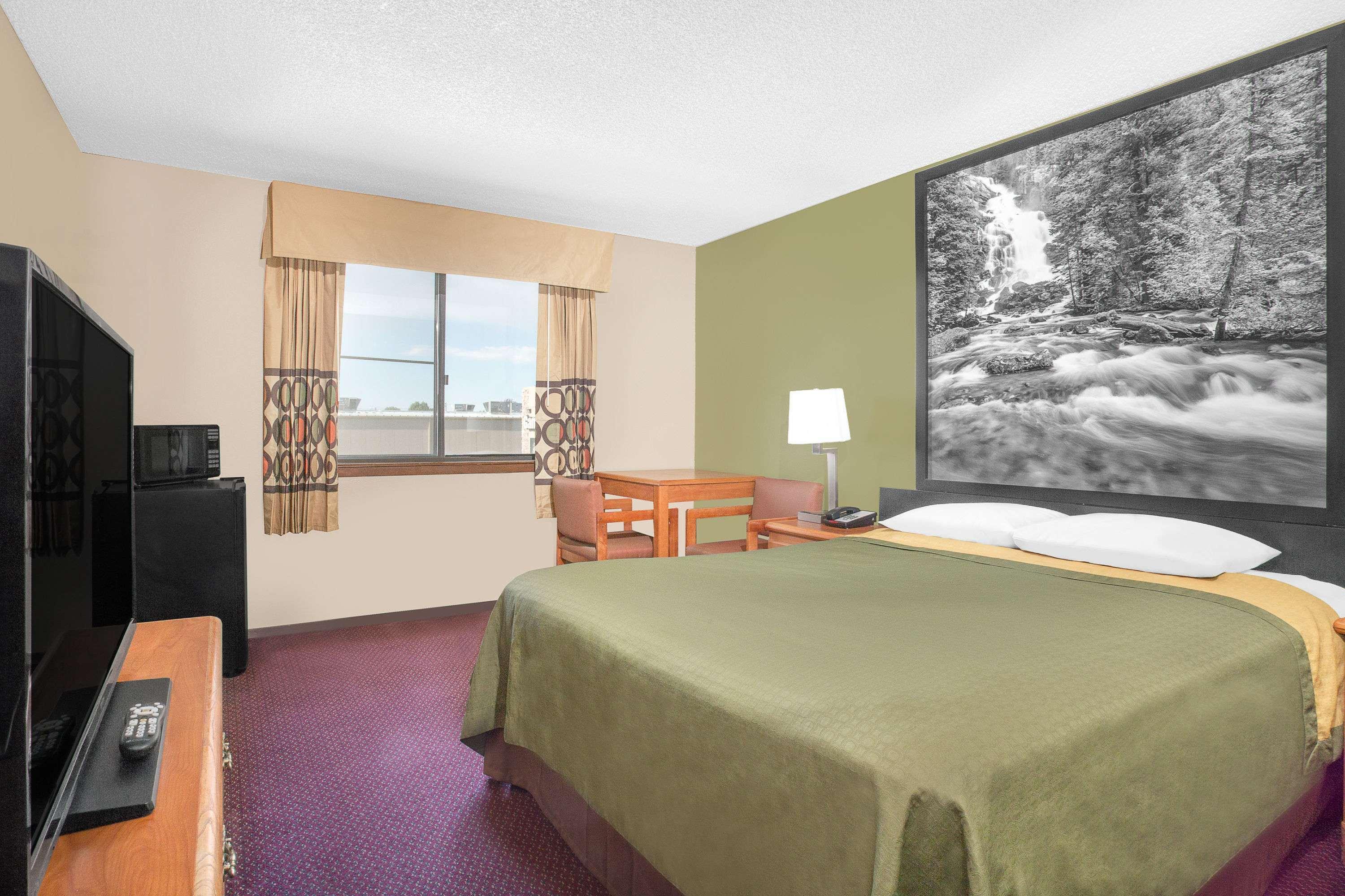 Super 8 by Wyndham Riverton — photo 4