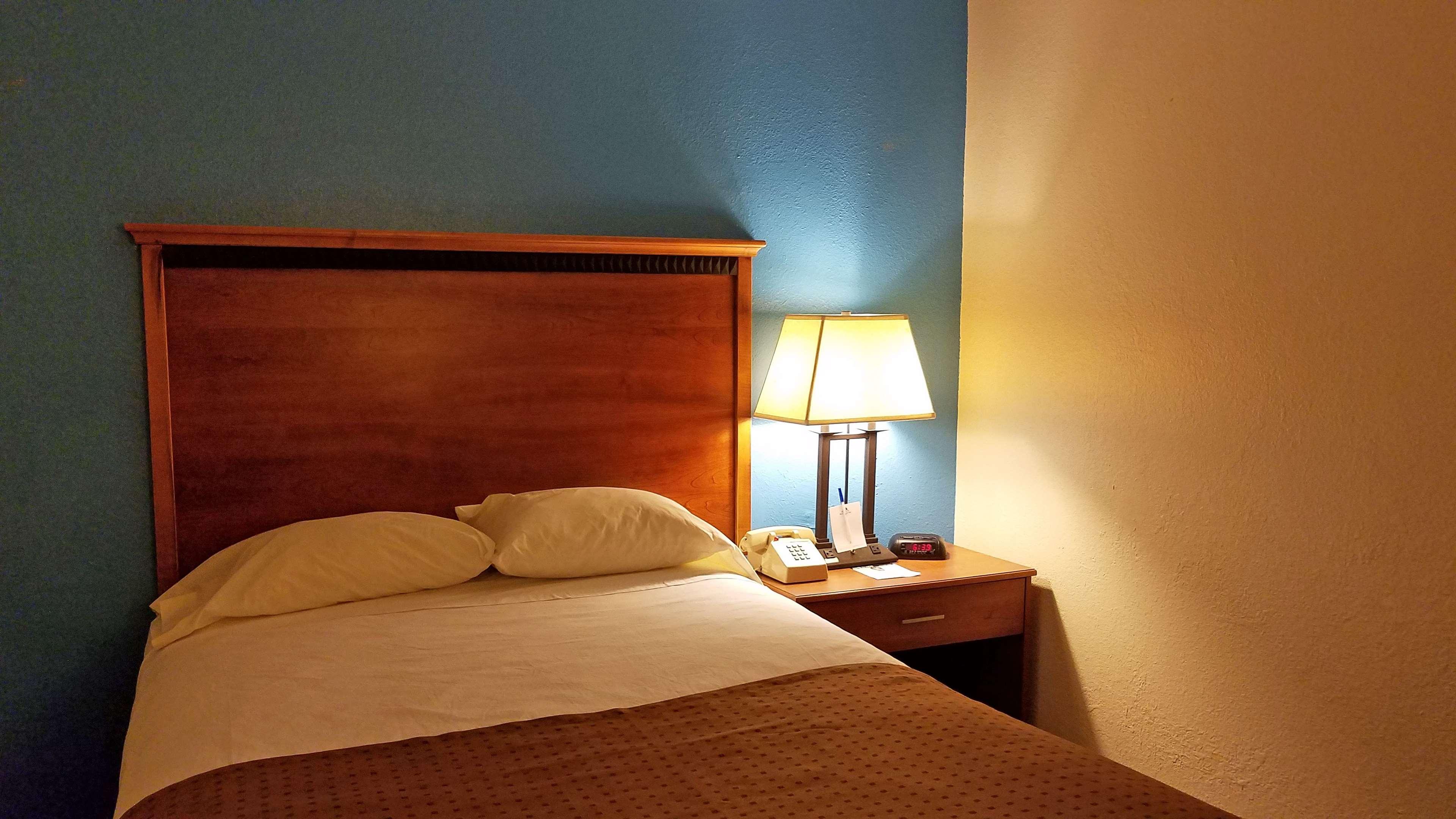 Americas Best Value Inn - Lincoln Airport — photo 4