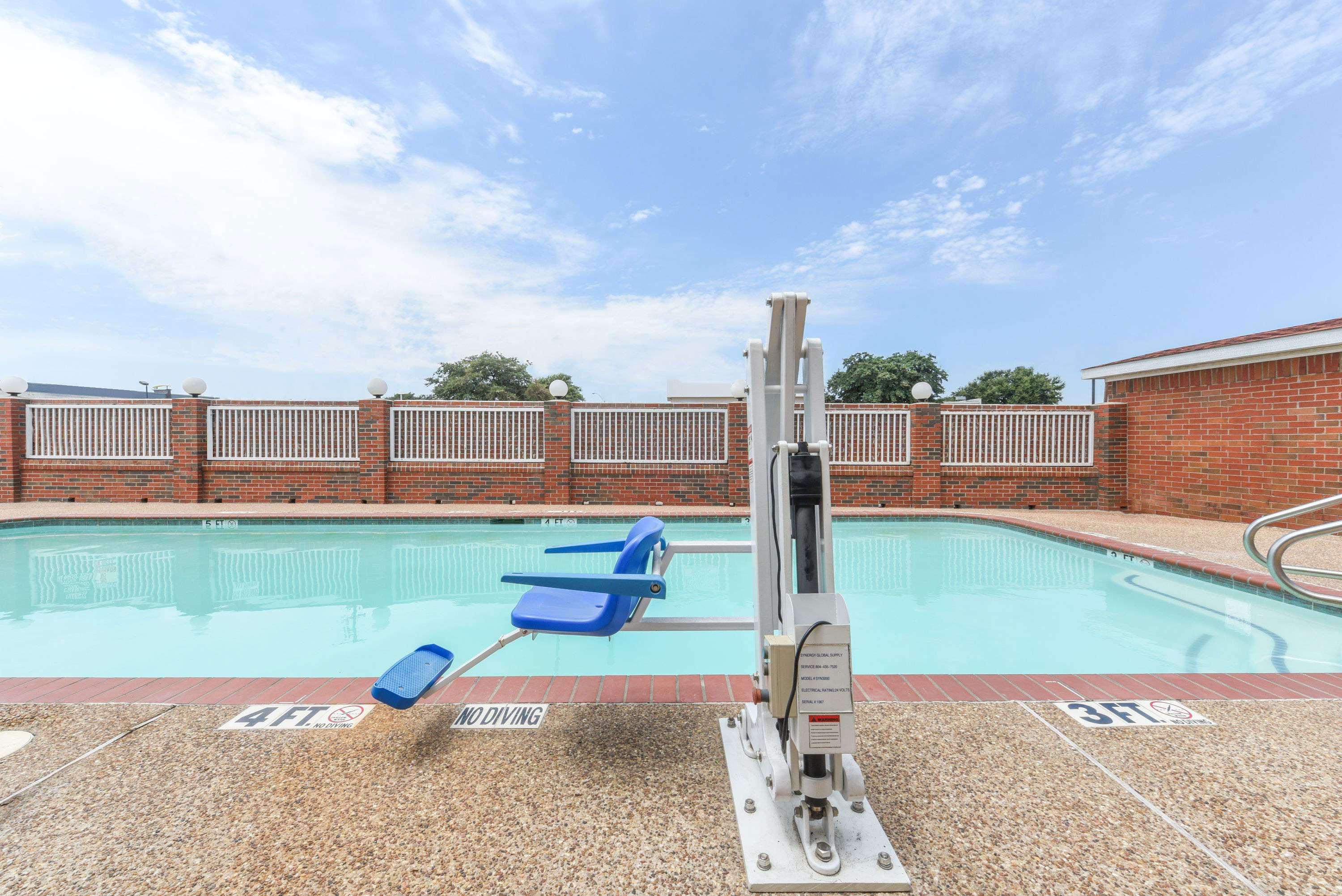 Super 8 by Wyndham Burleson Fort Worth Area — photo 4