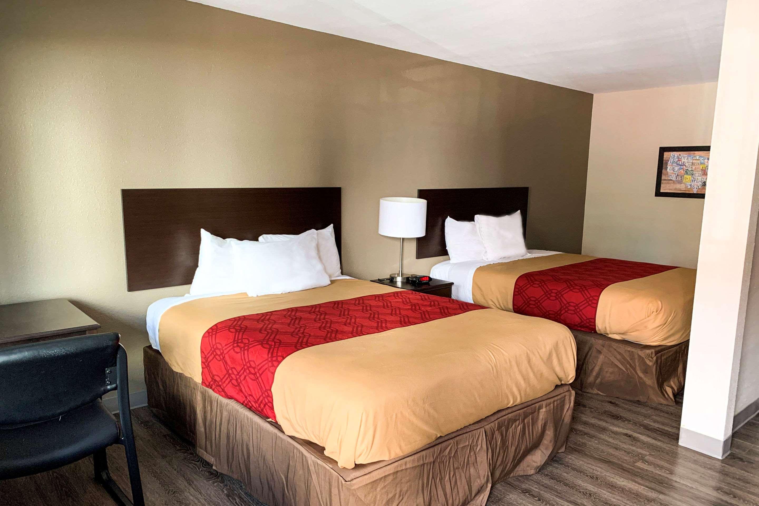 Econo Lodge Vancouver — photo 4