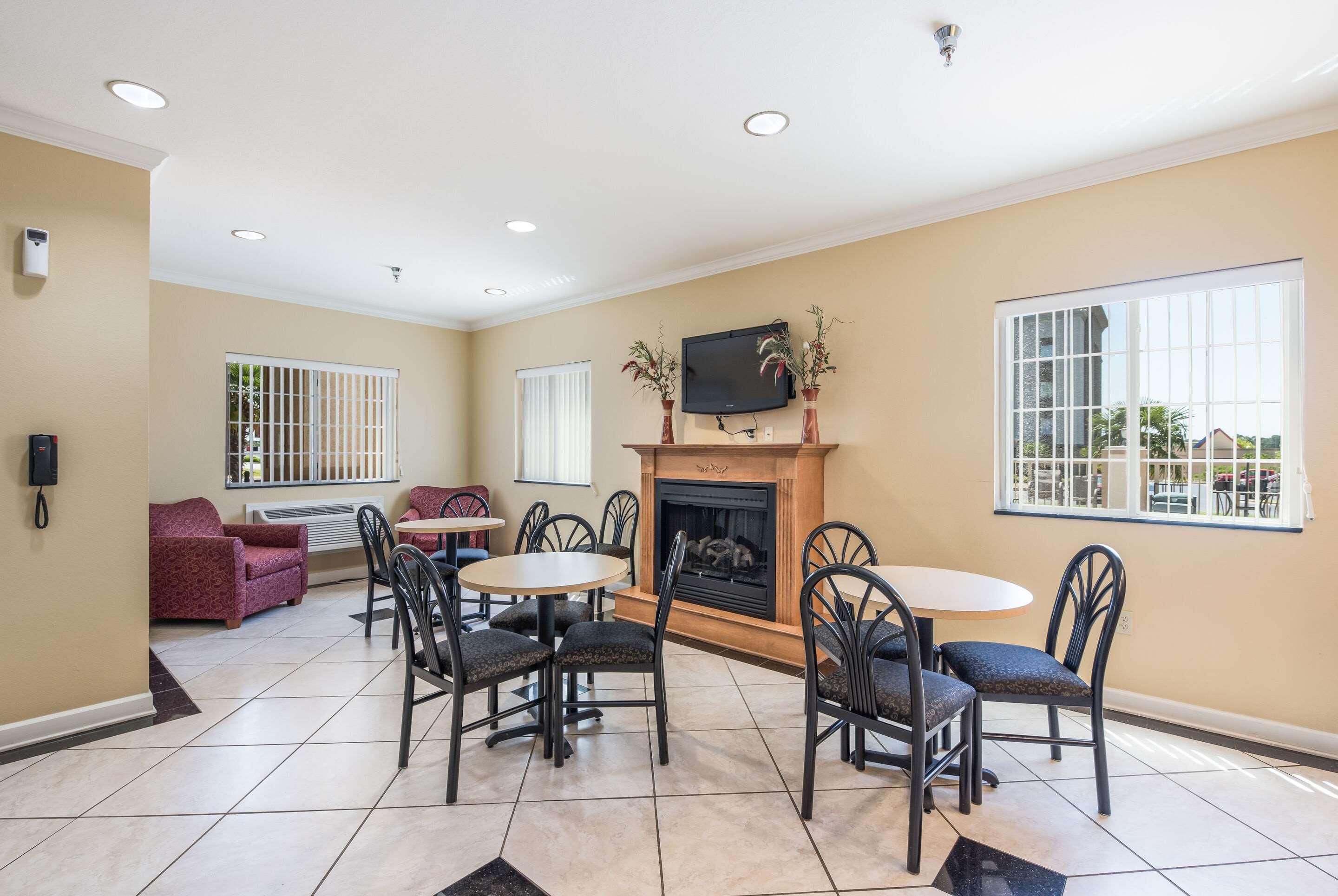Econo Lodge Inn & Suites — photo 5