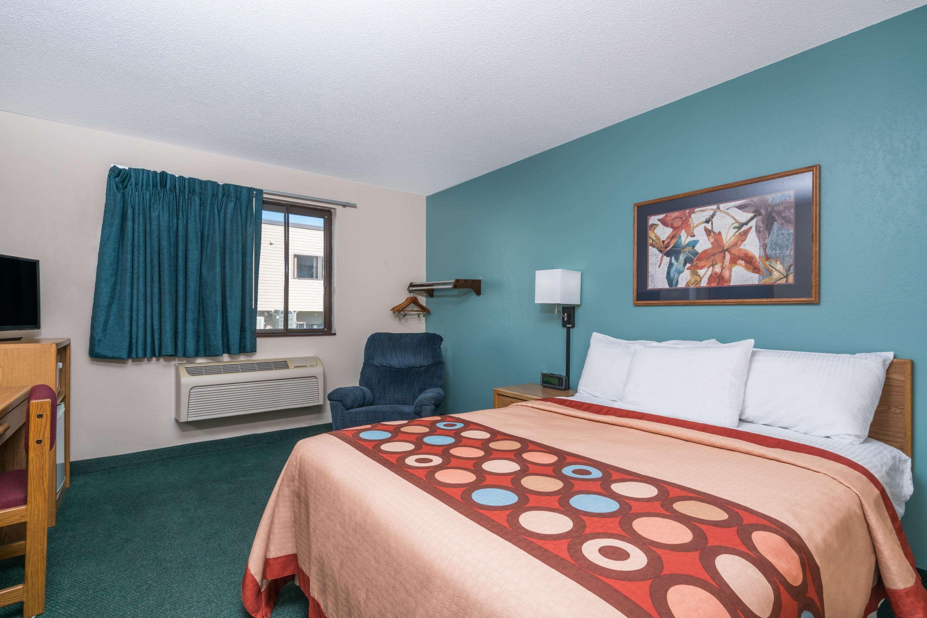 Super 8 by Wyndham Baxter/Brainerd Area — photo 3