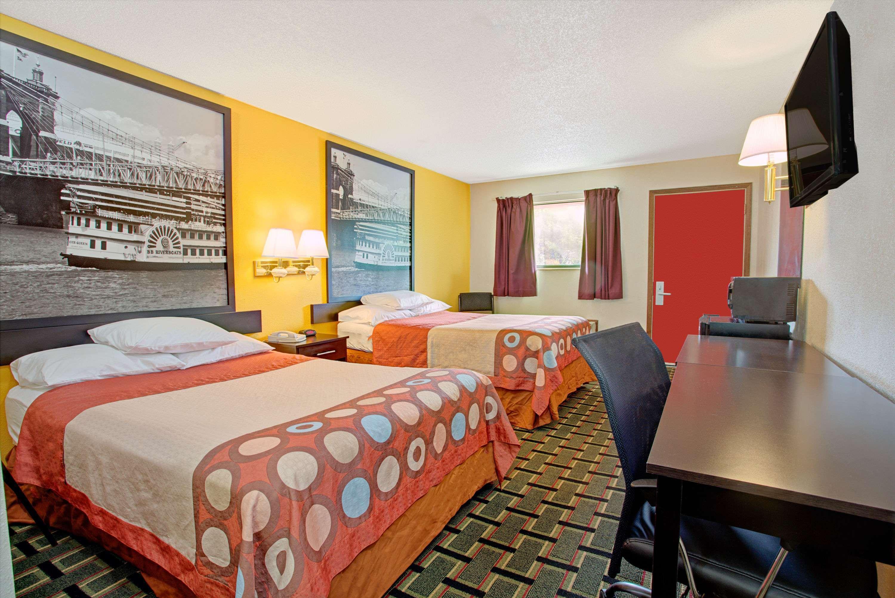Super 8 by Wyndham Cincinnati OH — photo 3