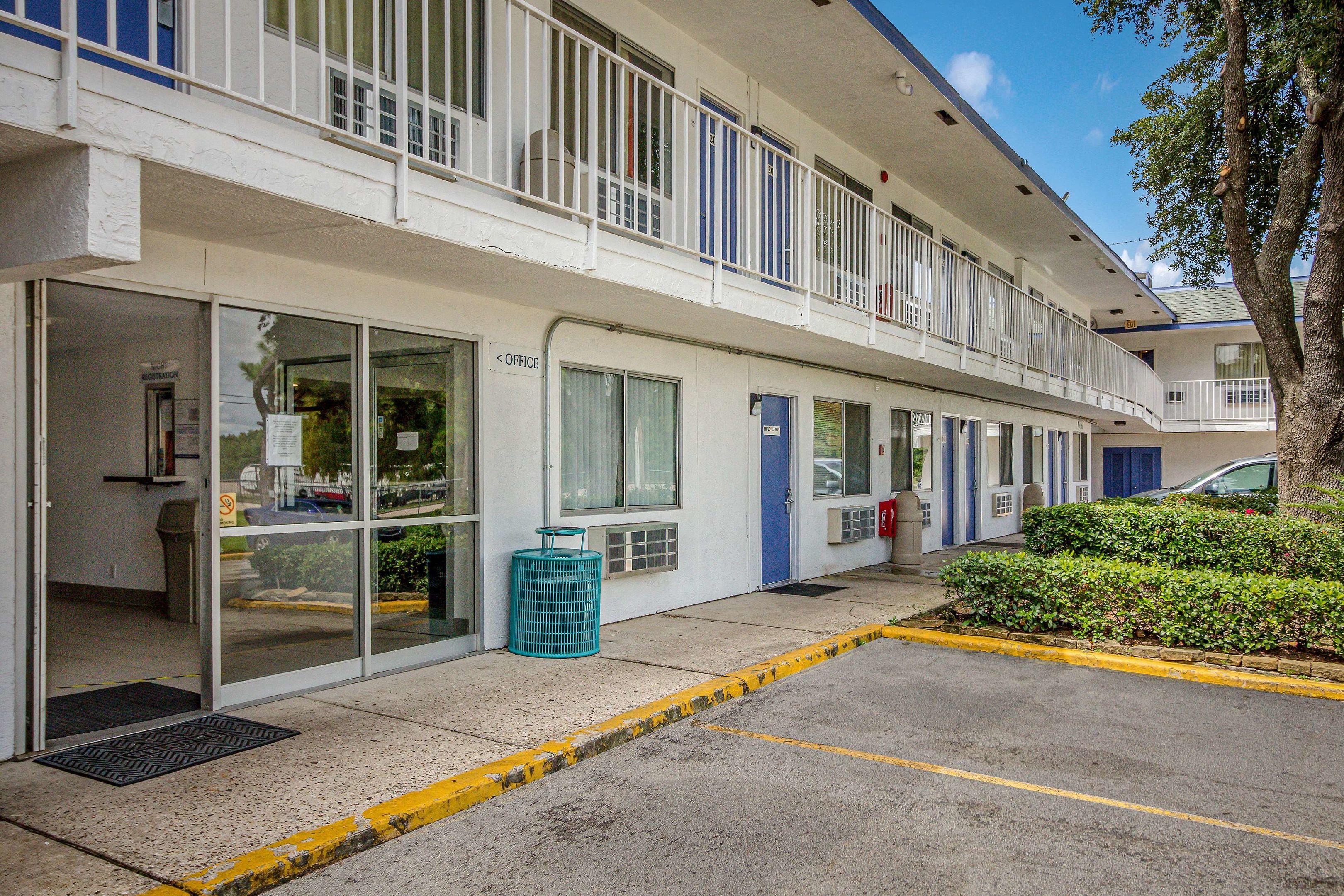 Motel 6 Conroe — photo 4