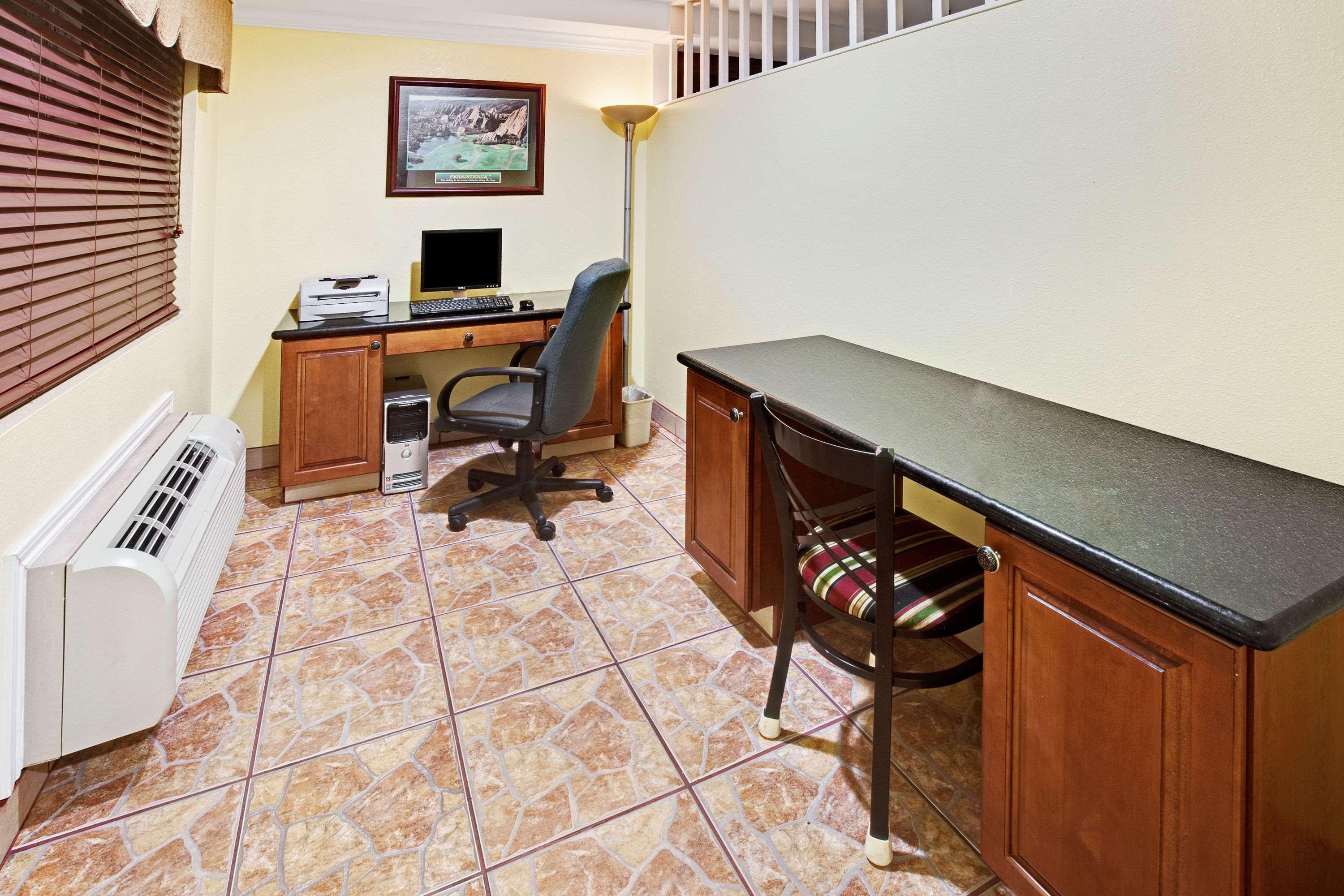 Days Inn Baytown — photo 5