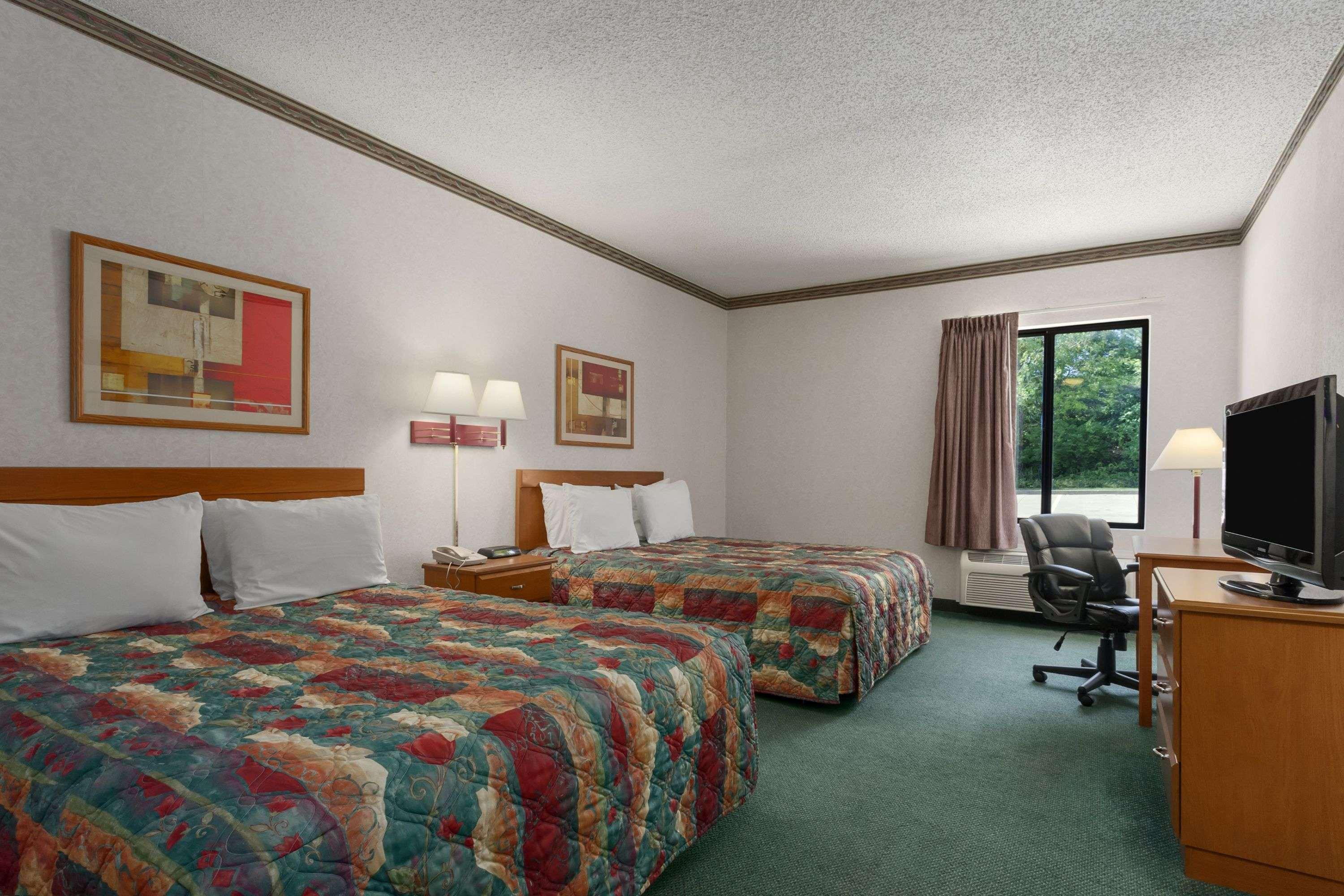 Days Inn by Wyndham Jefferson City — photo 4