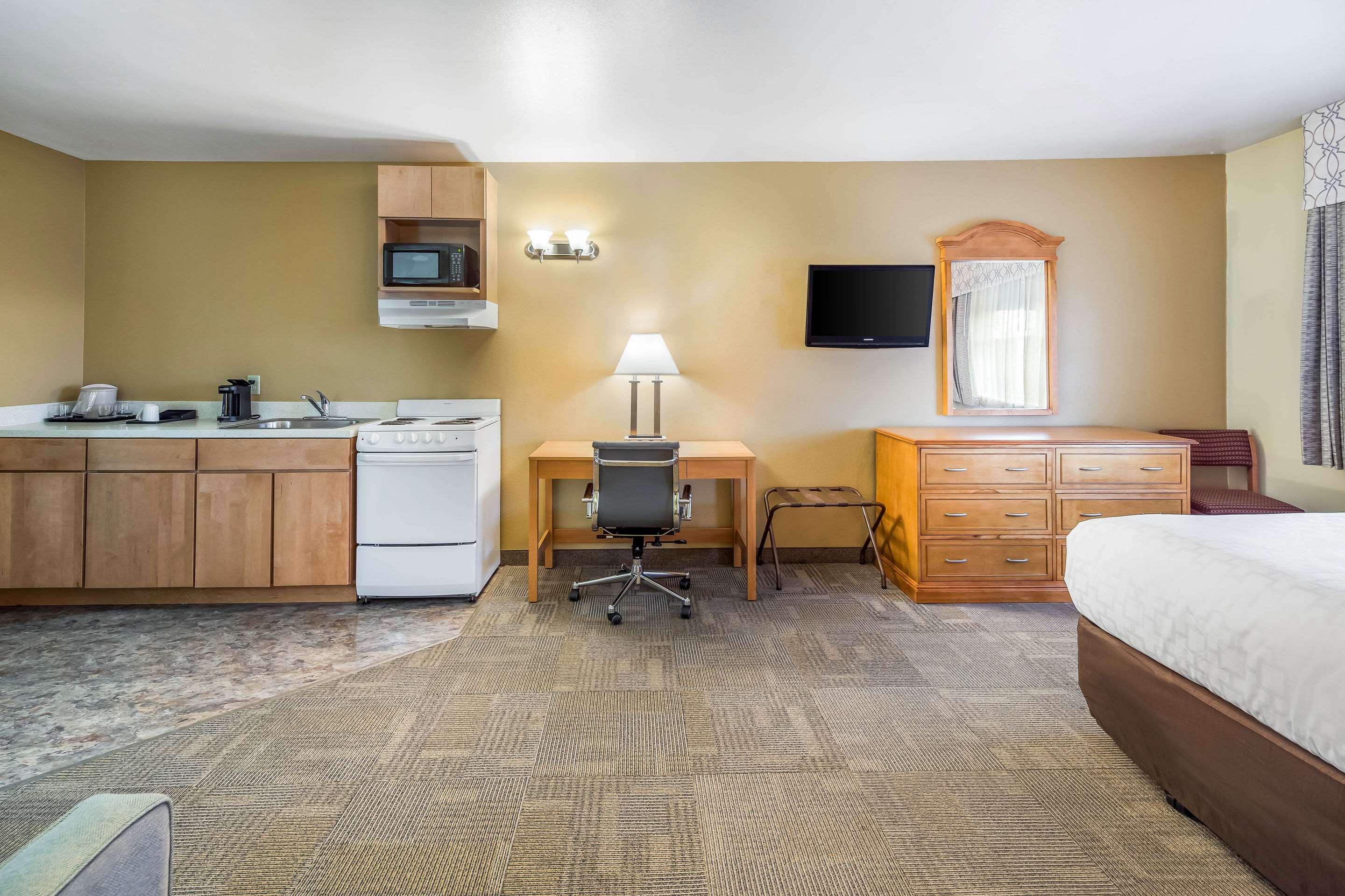 Clarion Hotel & Suites — photo 4