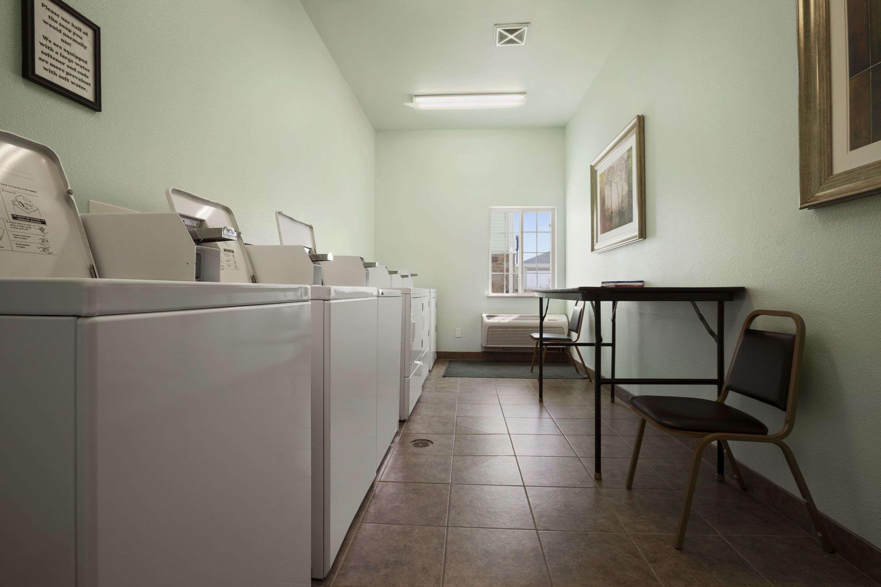Days Inn & Suites Columbus East — photo 4