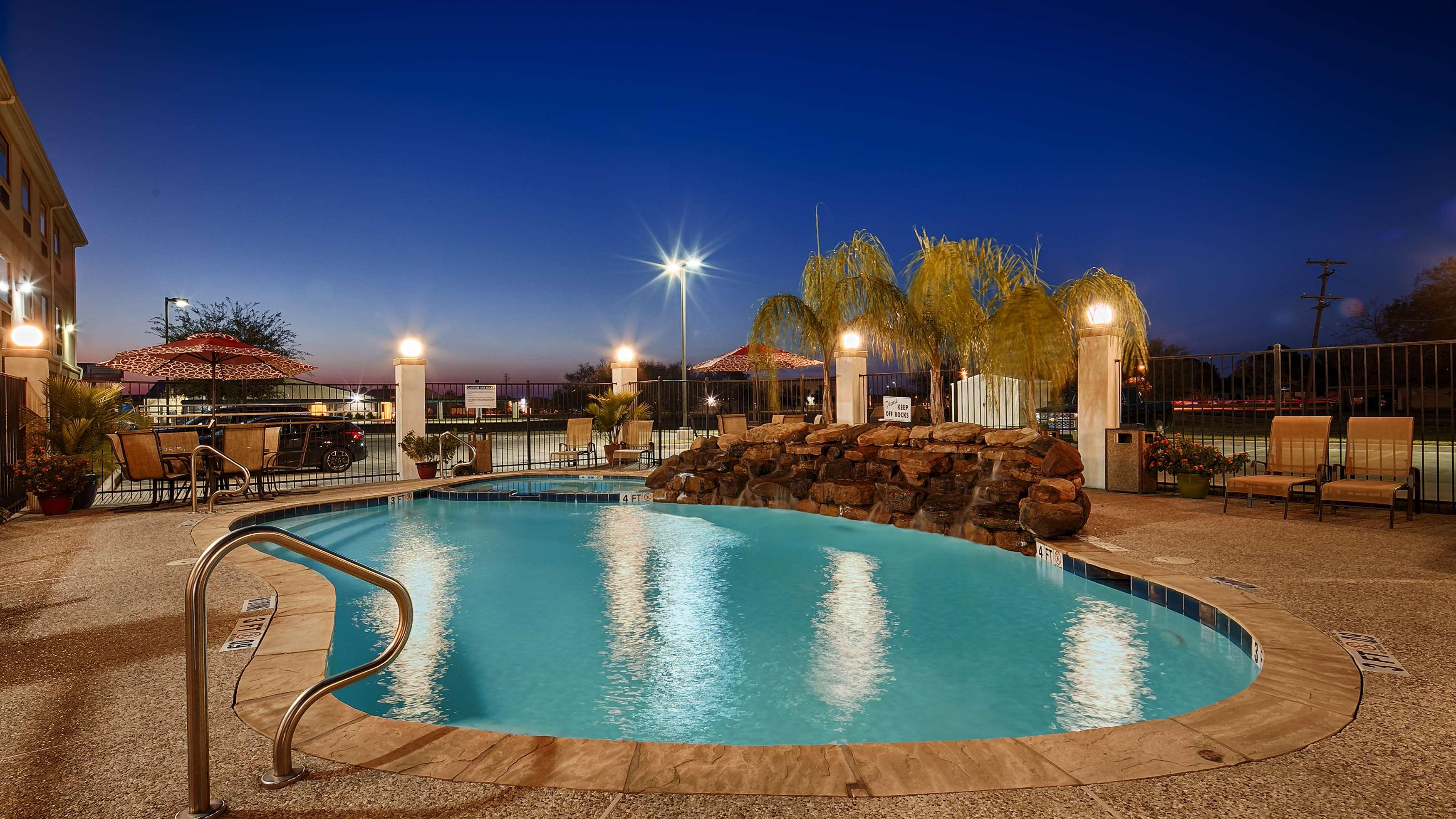 Best Western Plus Victoria Inn & Suites — photo 4