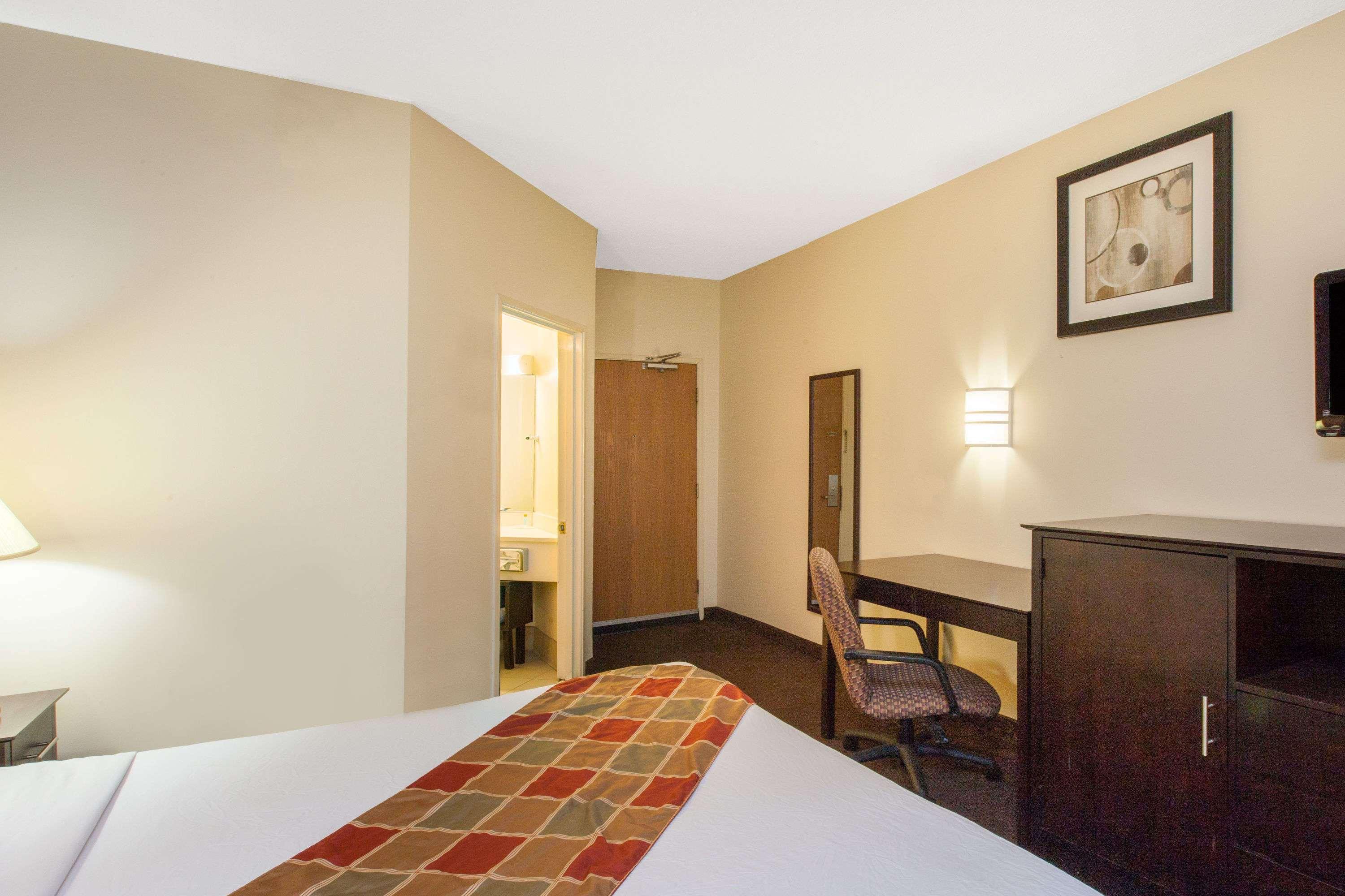 Travelodge Romulus Detroit Airport — photo 5