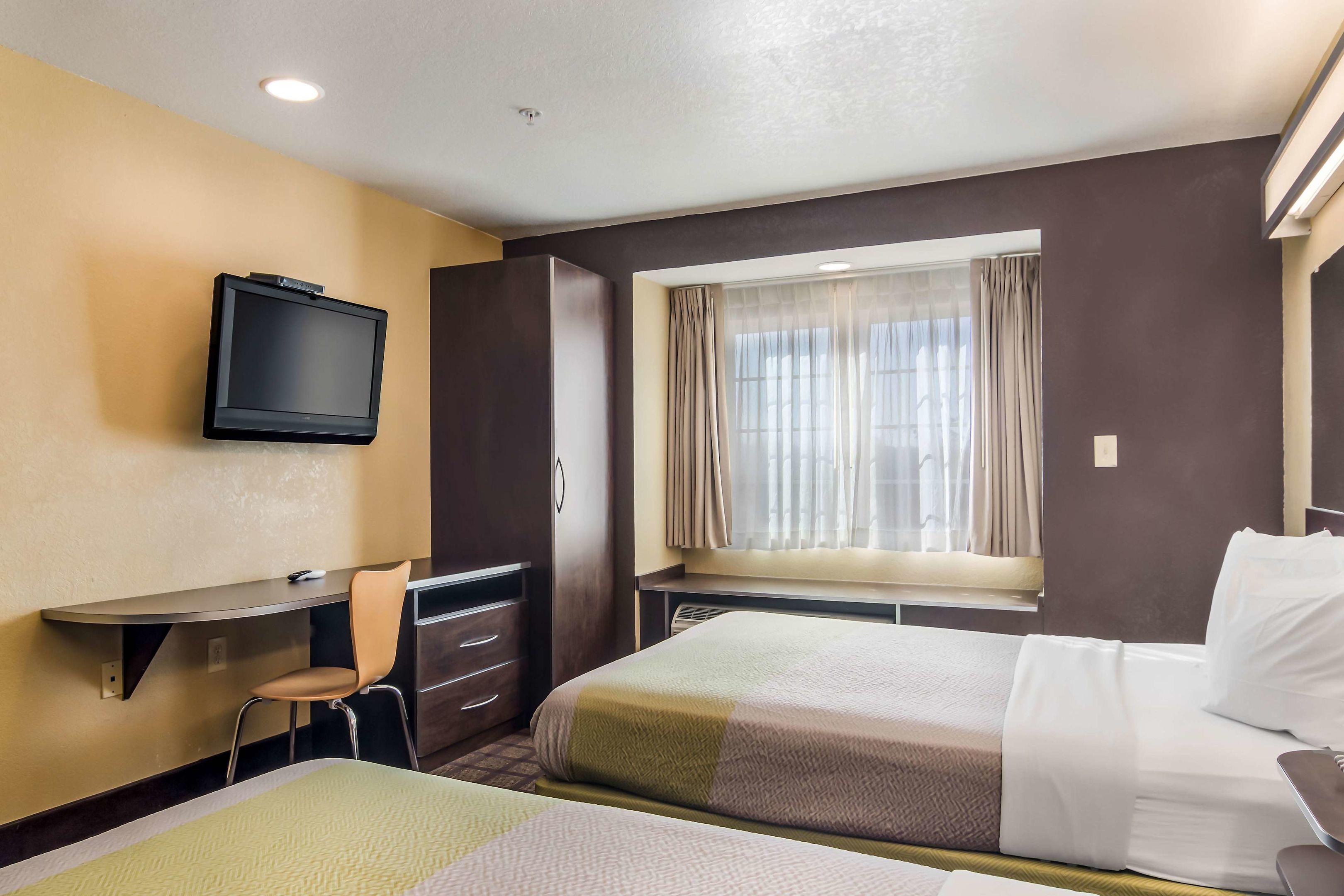 Motel 6 Canton — photo 4