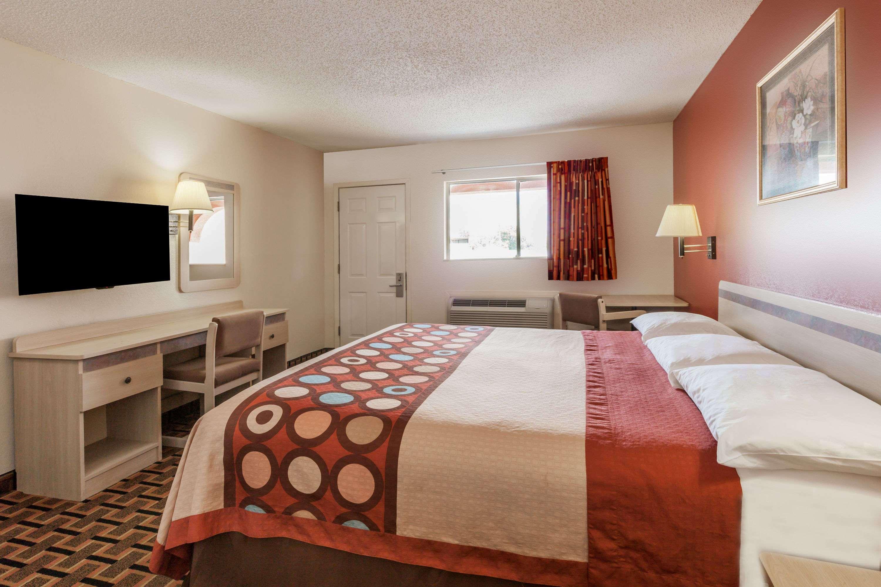 Super 8 by Wyndham Athens TX — photo 4