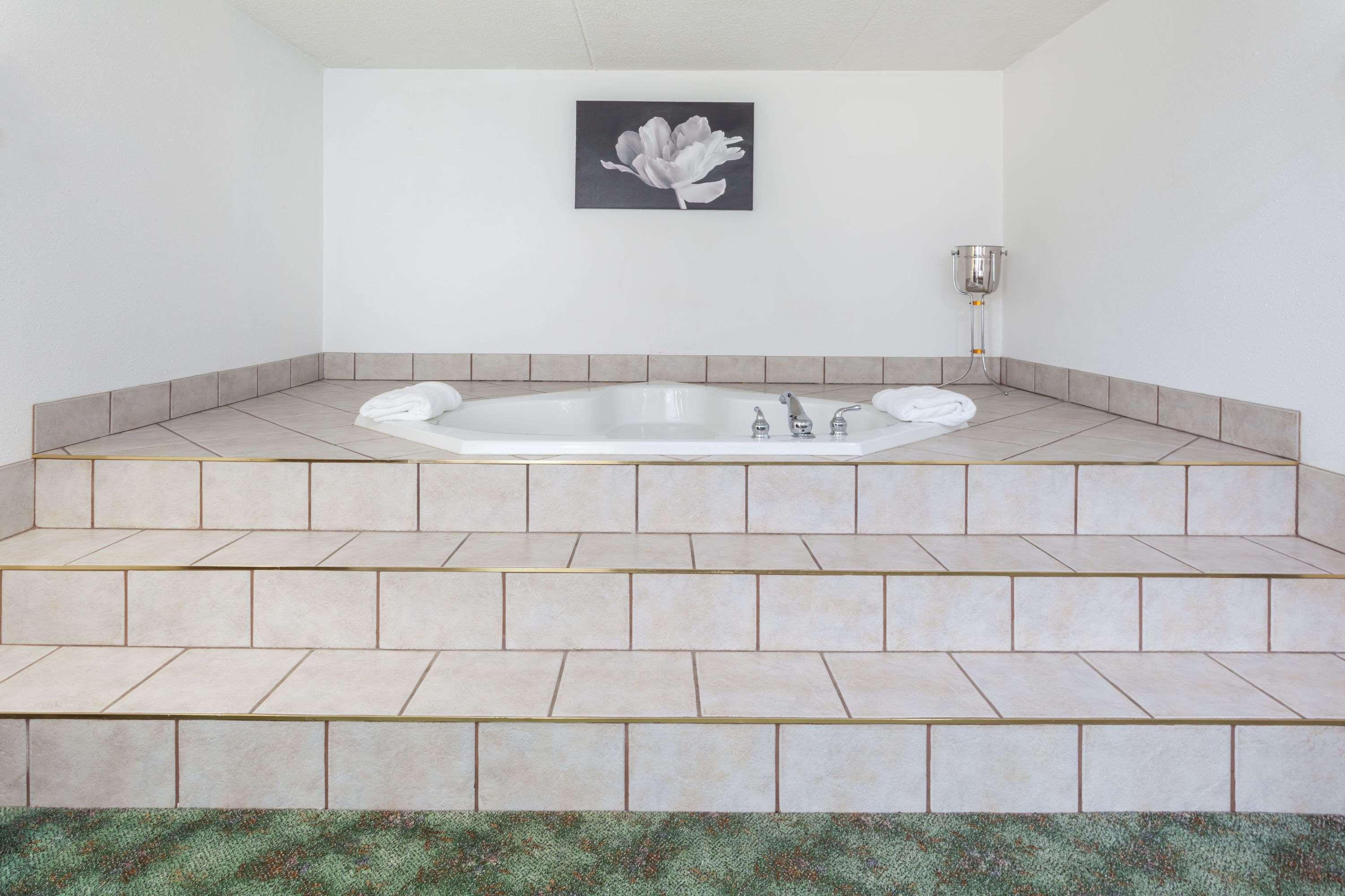 Howard Johnson by Wyndham Melville — photo 5