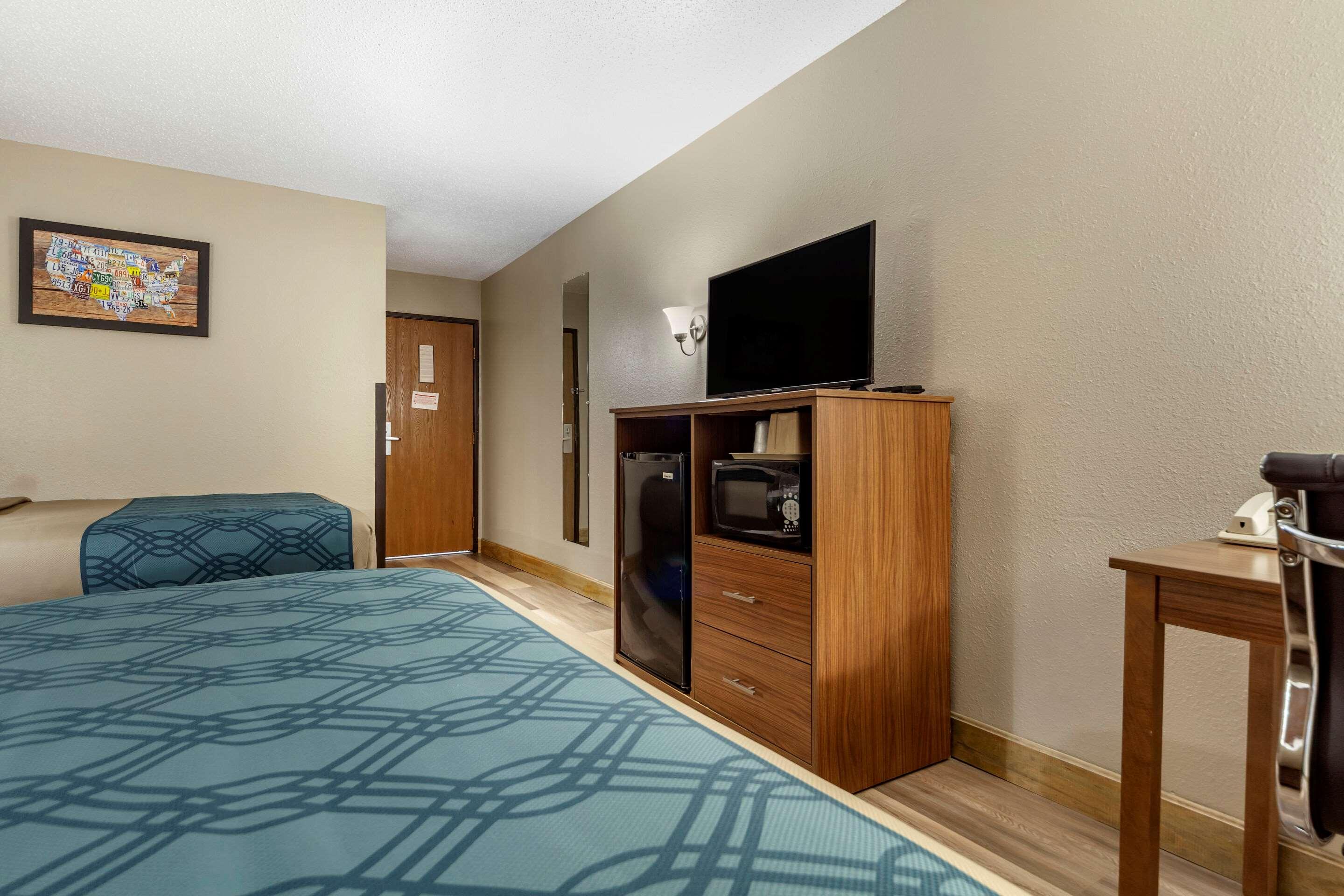 Econo Lodge Hays — photo 5