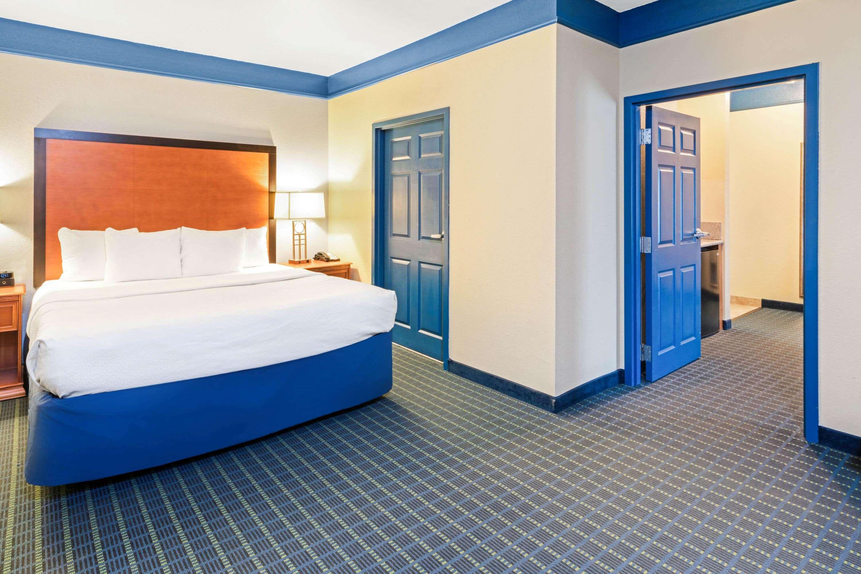 La Quinta Inn & Suites Shawnee — photo 4