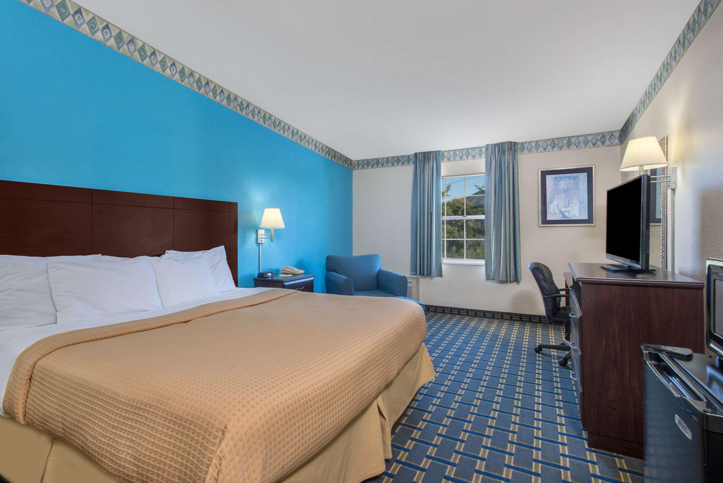 Days Inn Roanoke Near I-81 — photo 5
