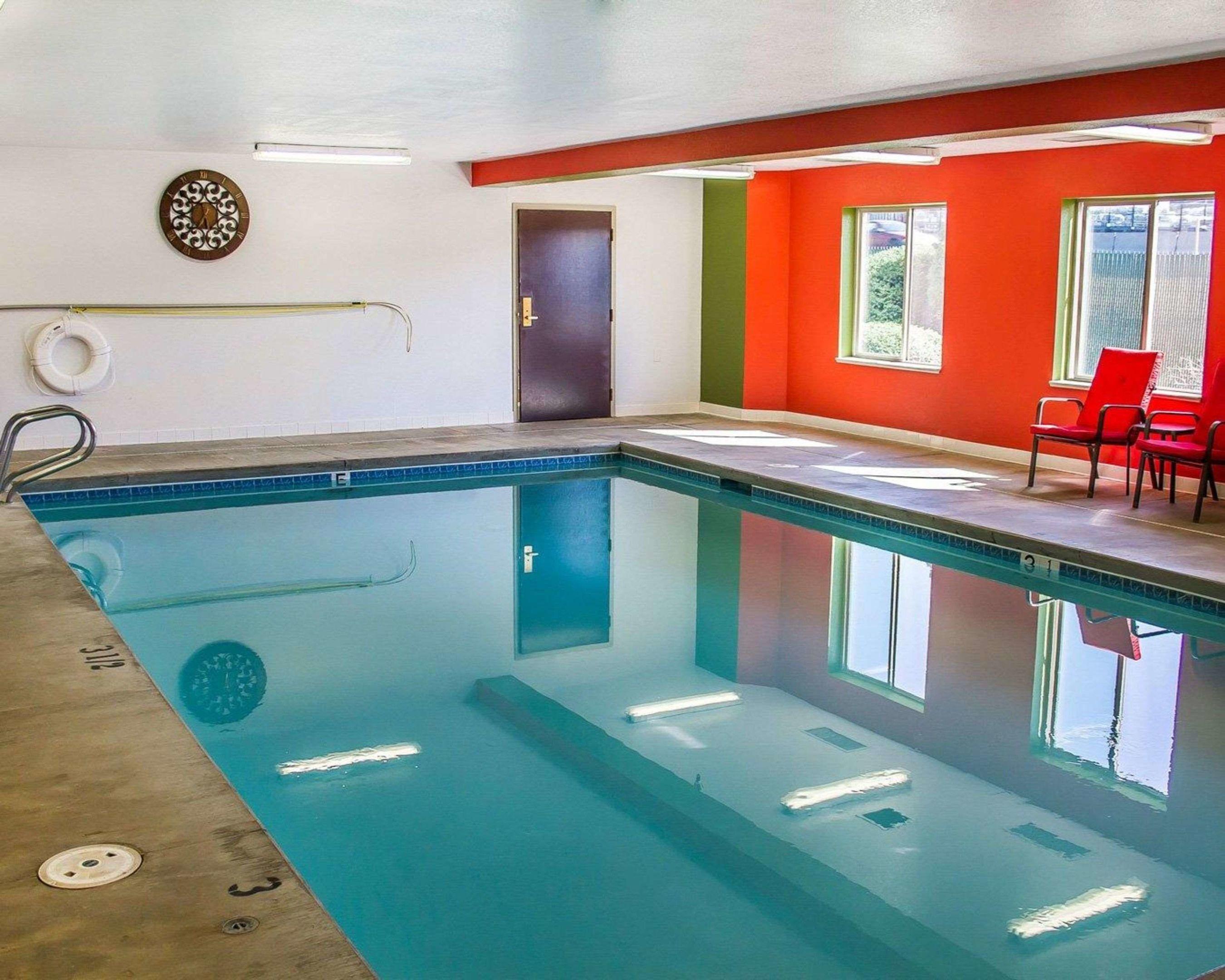 Econo Lodge Inn & Suites Roseburg — photo 4