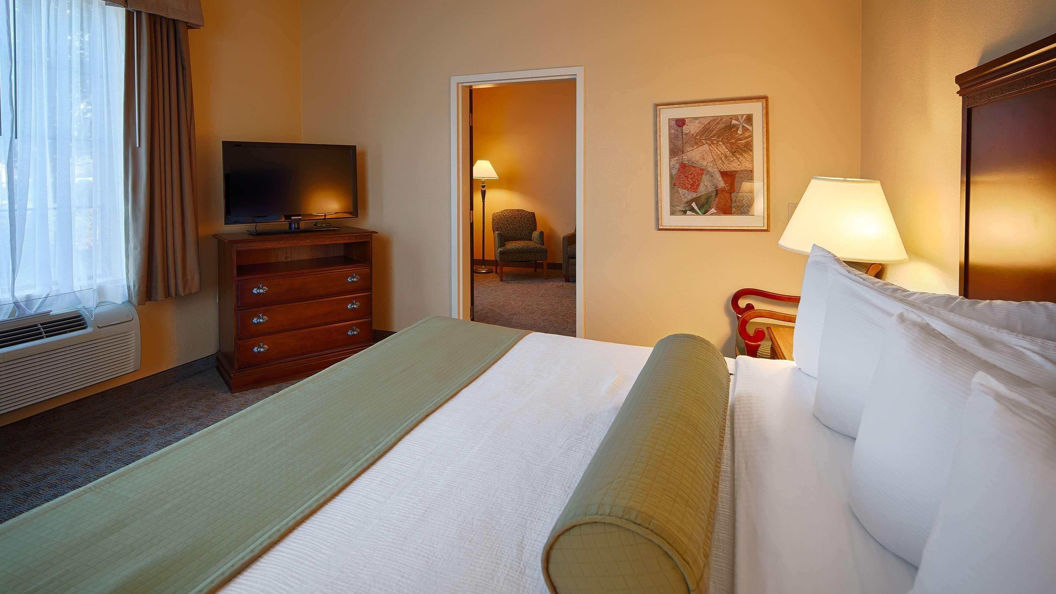 Best Western Plus Executive Hotel & Suites — photo 5
