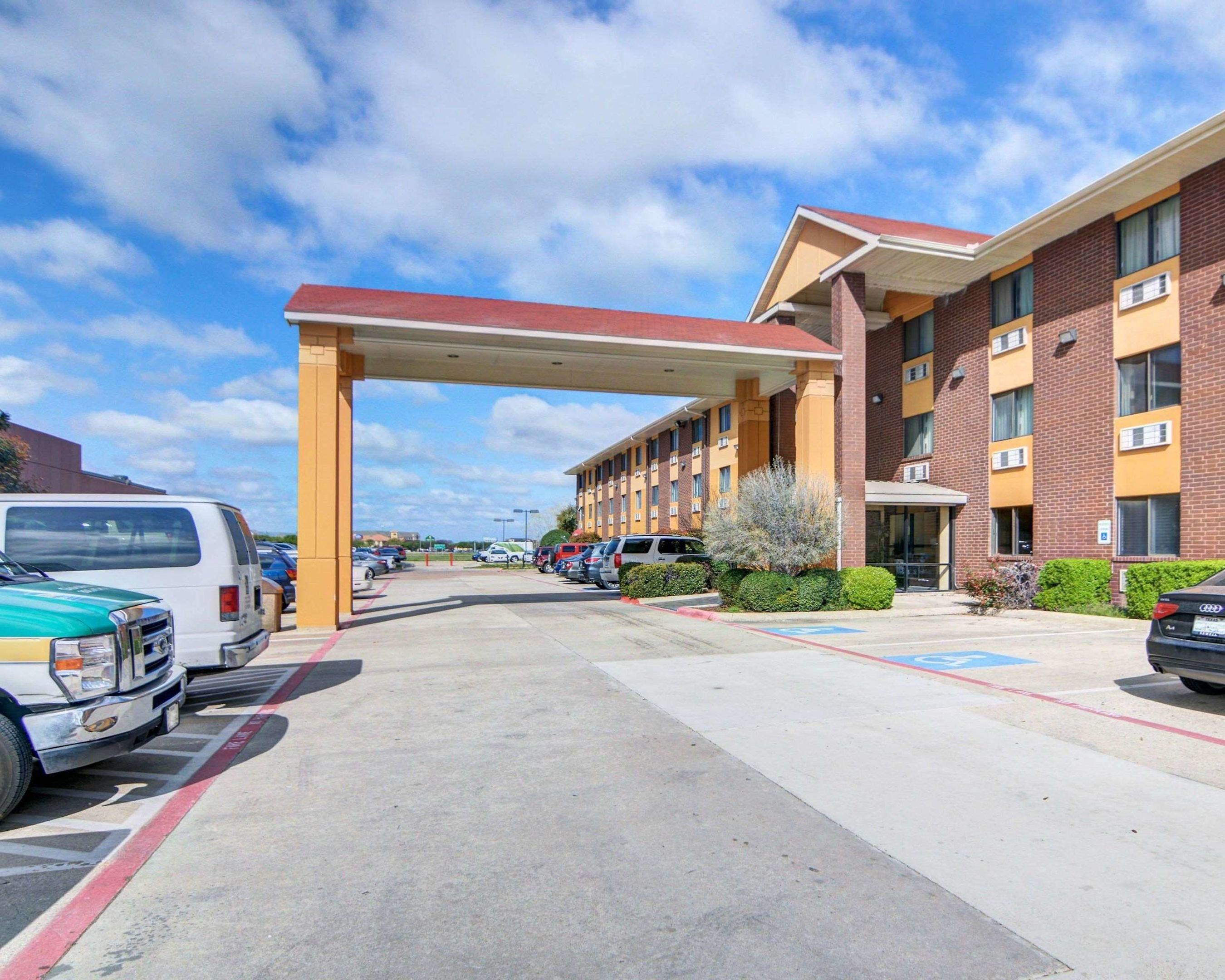 Quality Inn & Suites DFW Dallas Airport — photo 4