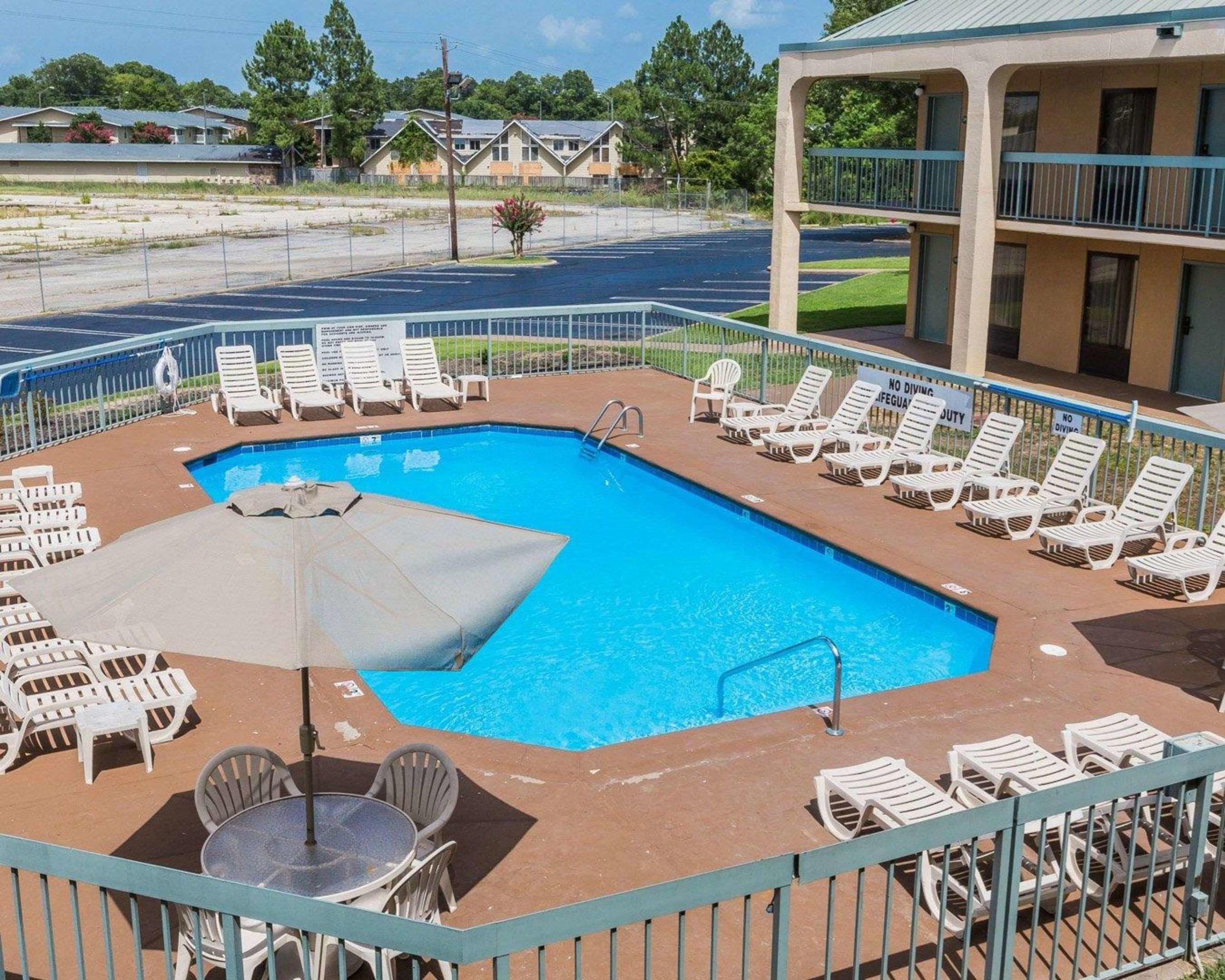 Econo Lodge Inn & Suites — photo 4