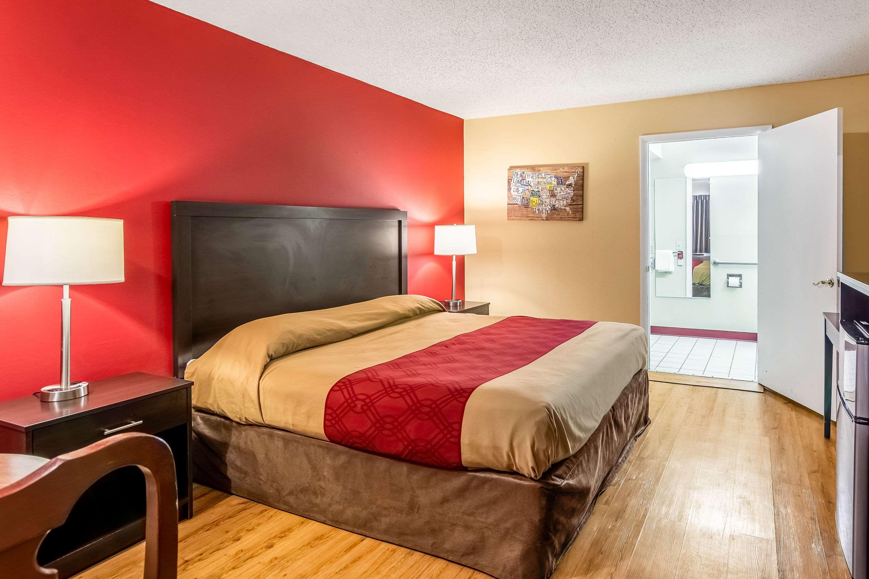 Econo Lodge East — photo 3
